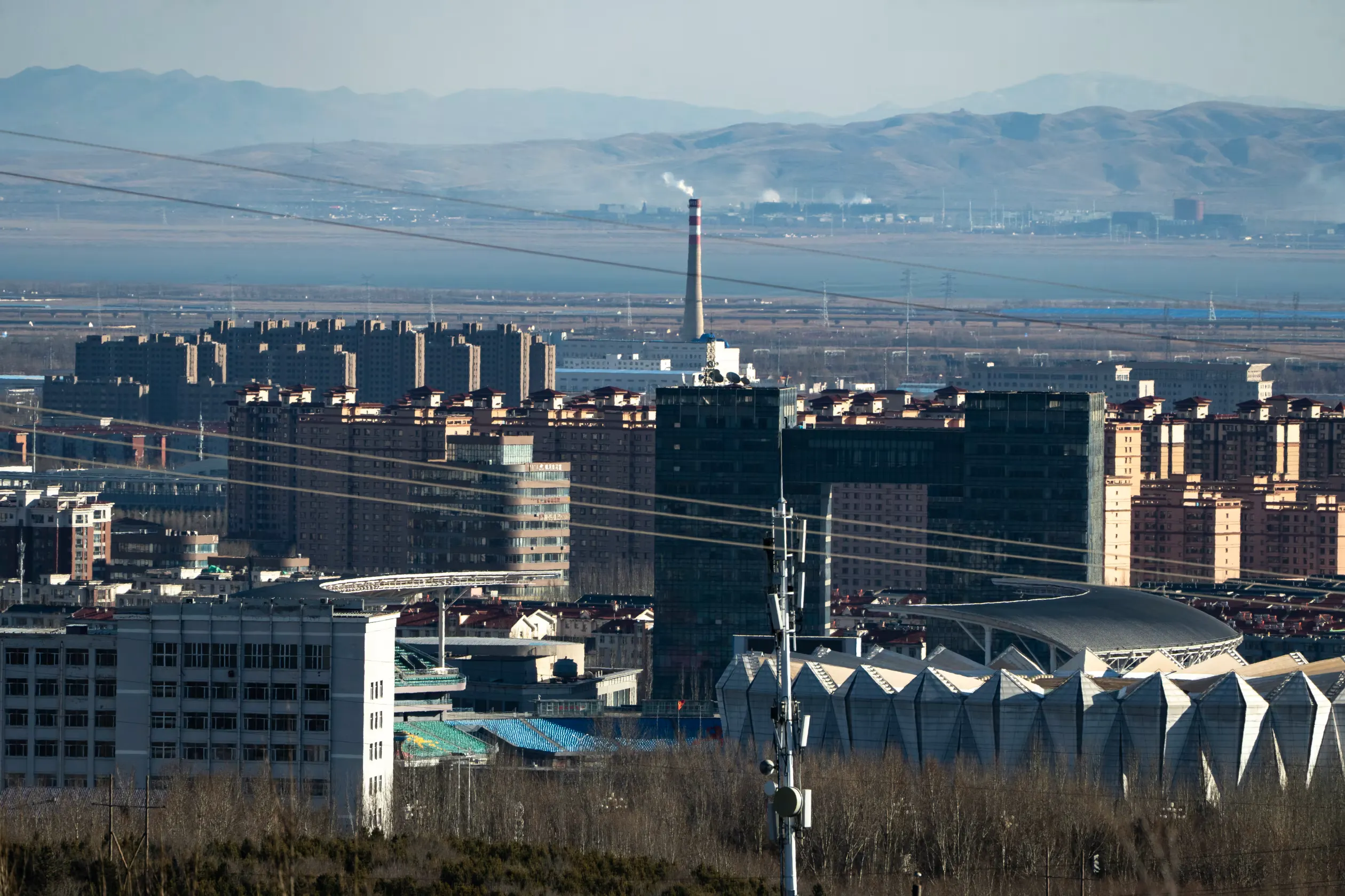 內蒙古的輸電線網縱橫交錯，烏蘭察布周邊也是如此。（Andrea Verdelli for WSJ）