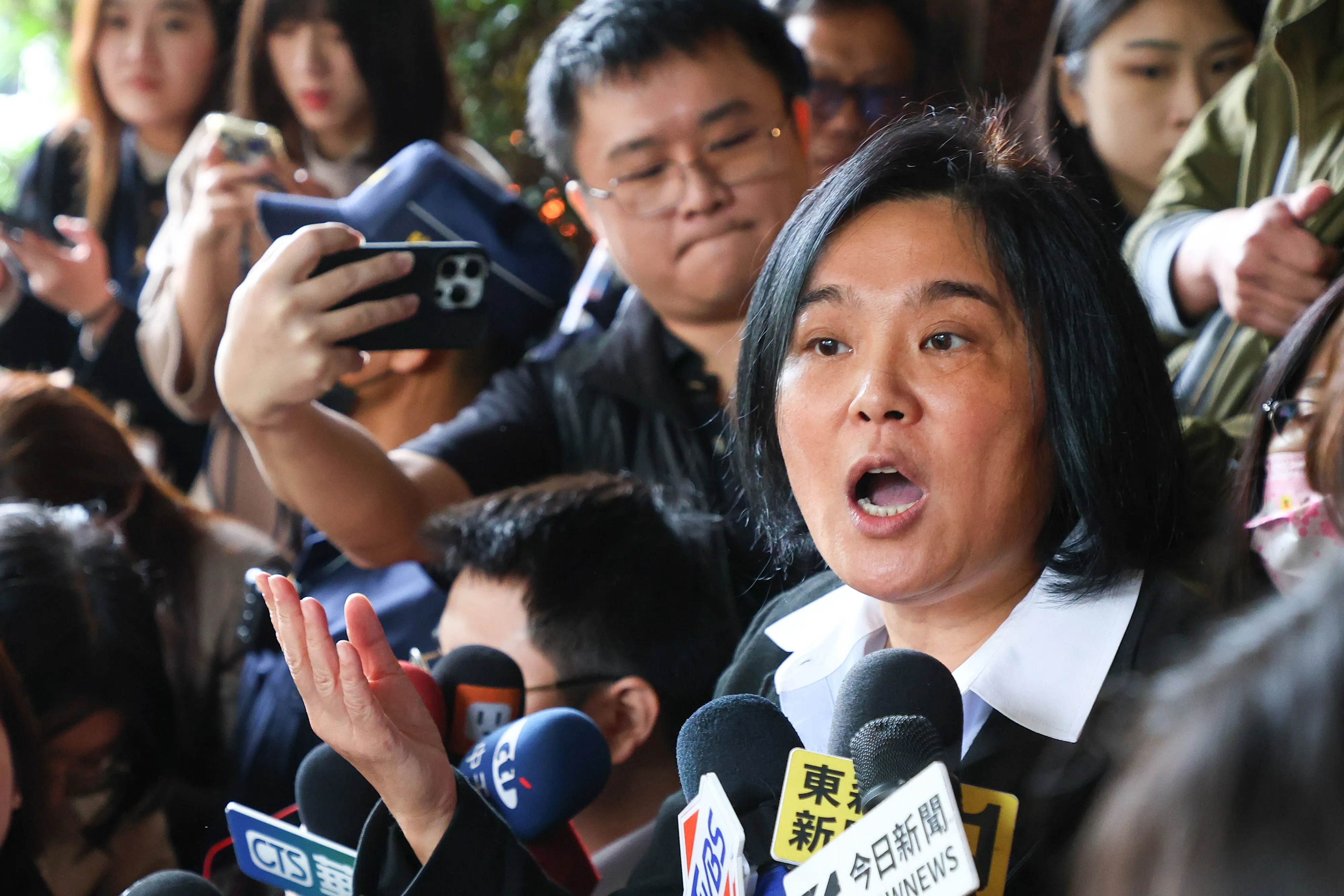 20251212-国民党立委陳玉珍12日出席立法院国会助理工会の「立法院組織法修法」記者会見。（演林）（宇連撮)）