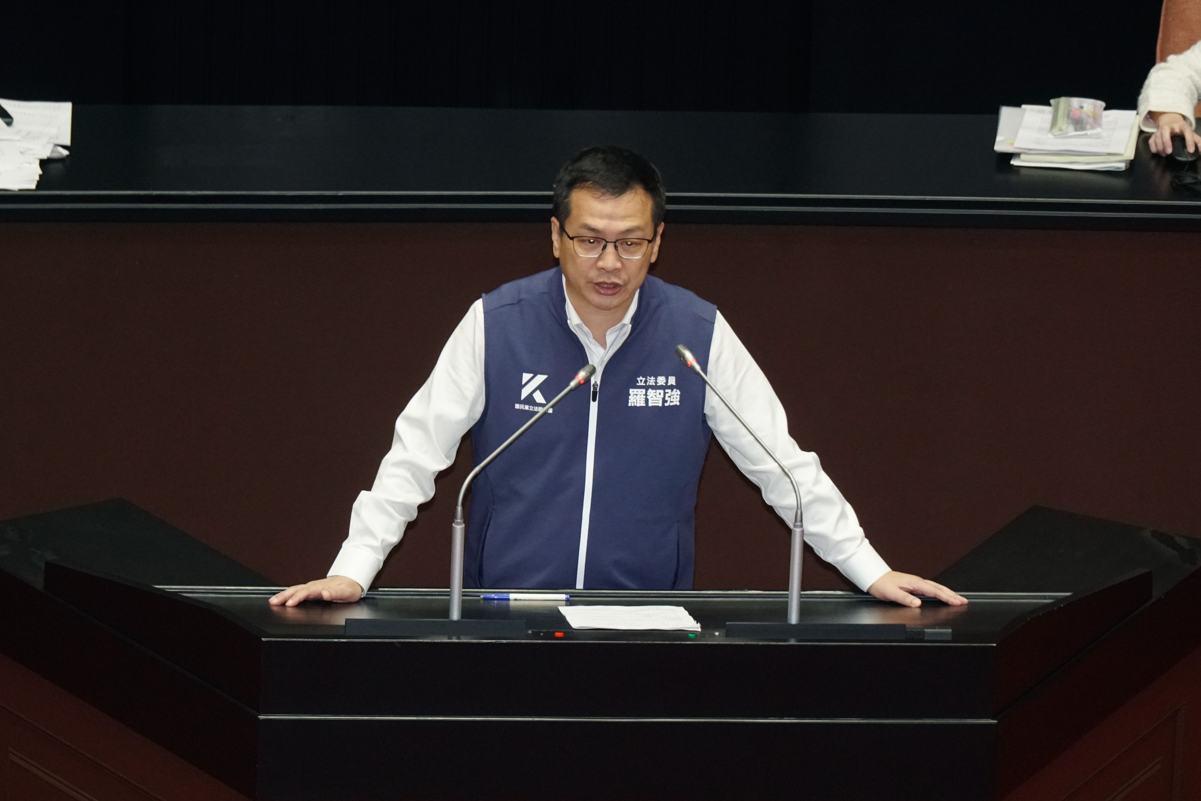 20251212-立委羅智強進行提案討論。(蔡親傑攝)