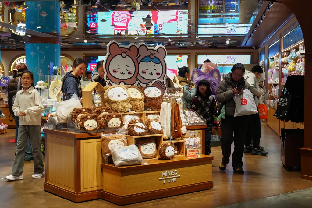 中國北京一處販售「吉伊卡哇」聯名商品的門市。（美聯社）