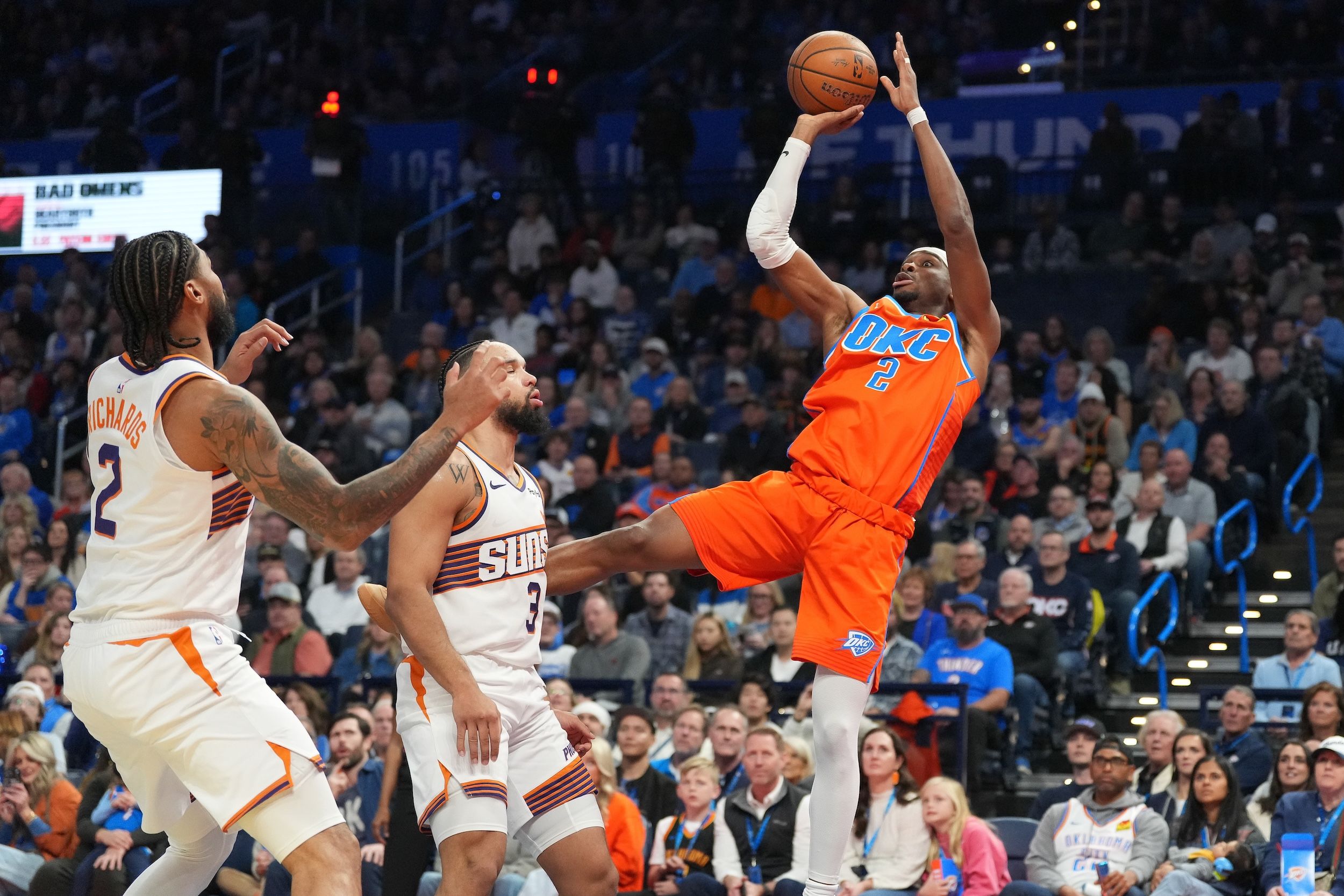 2025年12月10日，NBA雷霆隊後衛SGA在太陽長人陣的防守下積極進攻。（美聯社）