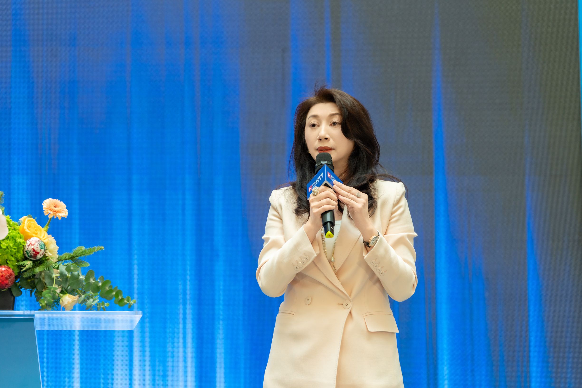 20251212-鴻海今（12）日與高雄市政府正式簽署「高雄捷運Y15站土地開發案」合約，宣布將投入新台幣159億元，於亞灣區核心地帶打造「鴻海南台灣旗艦總部」。（鴻海提供）