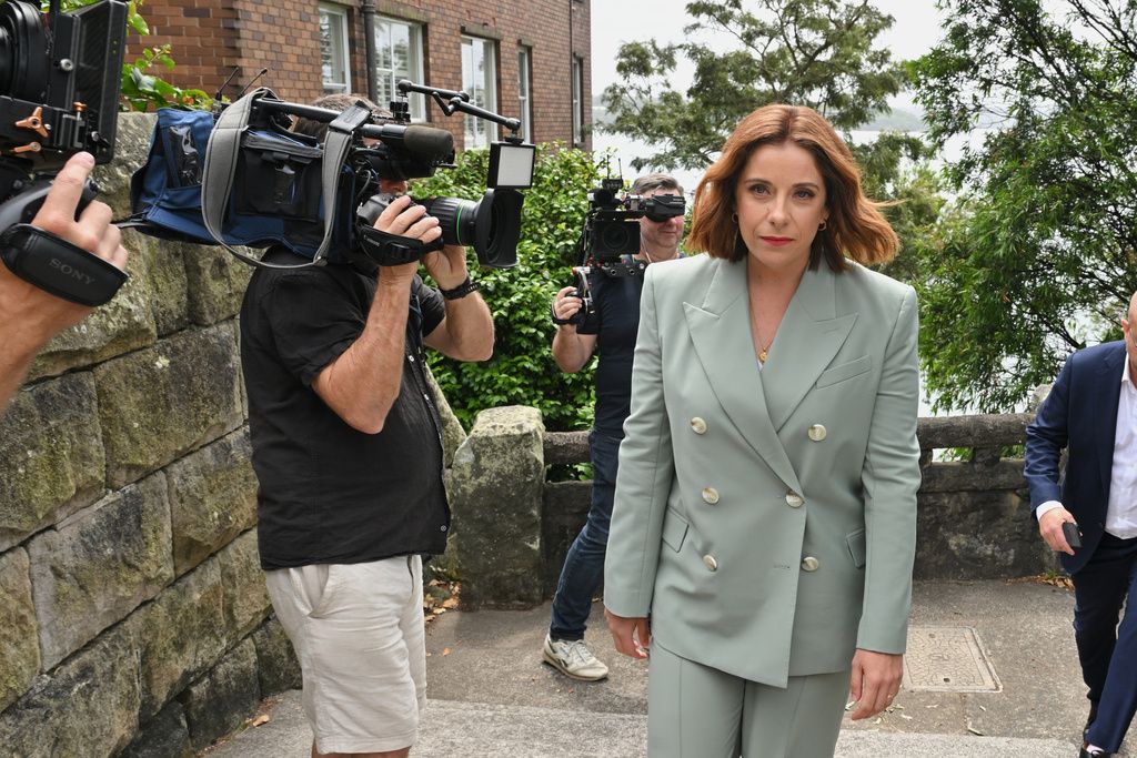 2025年12月10日。澳洲通訊部長威爾斯（Anika Wells）在雪梨舉行記者會後離開。（AP）