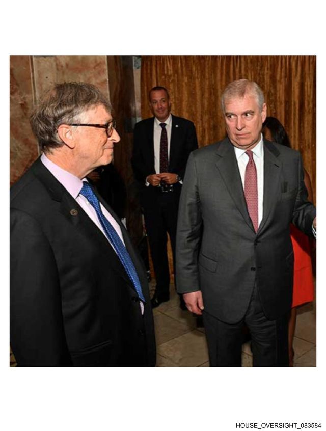 照片中為比爾・蓋茲（Bill Gates）和英國安德魯王子（Prince Andrew）。美國國會民主黨人從艾普斯坦的遺產資料中取得近10萬張照片，並在2025年12月12日上午釋出其中19張照片。（來源：美國眾議院監督委員會）
