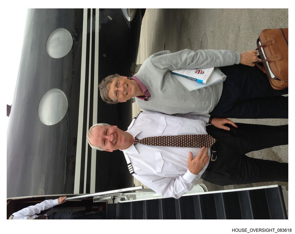 照片中為比爾・蓋茲（Bill Gates）和一名飛行員合照。美國國會民主黨人從艾普斯坦的遺產資料中取得近10萬張照片，並在2025年12月12日上午釋出其中19張照片。（來源：美國眾議院監督委員會）