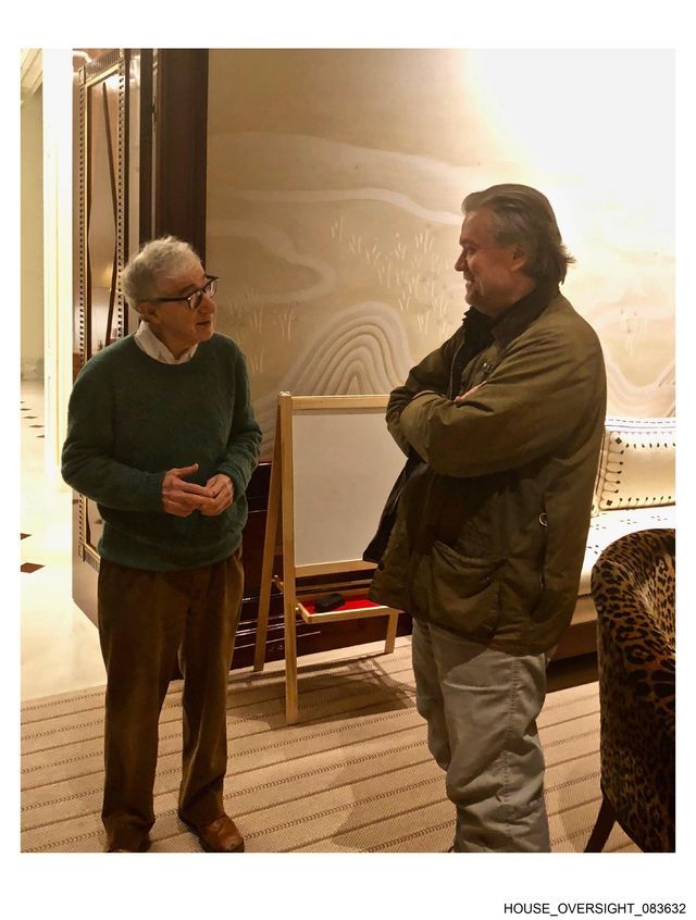 照片中為伍迪・艾倫（Woody Allen）和班農（Steve Bannon）在交談。美國國會民主黨人從艾普斯坦的遺產資料中取得近10萬張照片，並在2025年12月12日上午釋出其中19張照片。（來源：美國眾議院監督委員會）