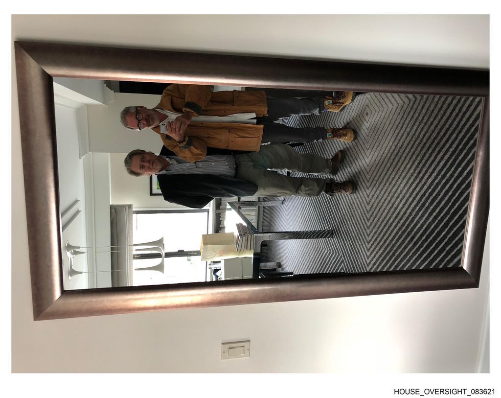 照片中為班農（Steve Bannon）和艾普斯坦。美國國會民主黨人從艾普斯坦的遺產資料中取得近10萬張照片，並在2025年12月12日上午釋出其中19張照片。（來源：美國眾議院監督委員會）