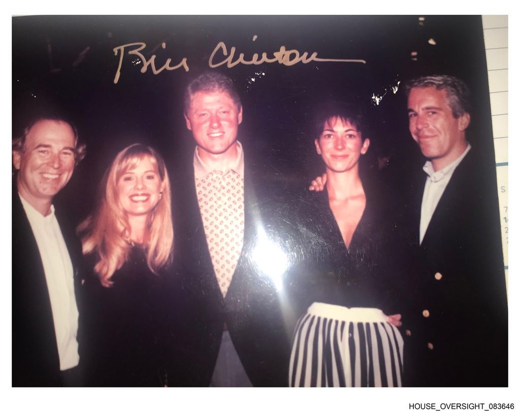 照片中為前美國總統柯林頓（Bill Clinton）與艾普斯坦和麥克斯威爾（Ghislaine Maxwell）。美國國會民主黨人從艾普斯坦的遺產資料中取得近10萬張照片，並在2025年12月12日上午釋出其中19張照片。（來源：美國眾議院監督委員會）