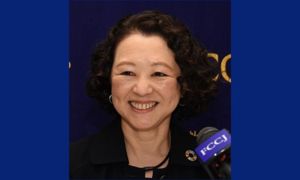 連合の芳野友子会長は日本外国特派員協会での記者会見で、2026年春季生活闘争において3年連続で5％以上の賃上げを目指す方針を示すとともに、労働時間規制の緩和には断固反対する立場を明らかにした。FCCJ