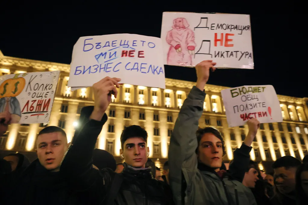 2025年12月1日。在保加利亞首都，人們參加反對明年預算案的集會並舉著寫有「還有多少謊言？」、「未來不是交易」、「民主不是獨裁」和「預算是公開的，利益是私人的」標語。（AP）