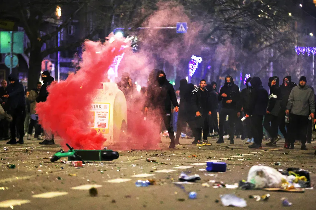 2025年12月1日。在保加利亞首都，人們參加了反對明年預算案的抗議活動。（AP）