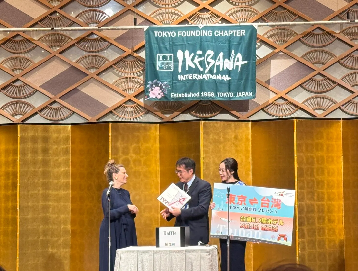 黄偉哲・台南市長（中）とハンガリー駐日大使のアンナ・アウルナー＝バーリント氏が、東京―高雄往復航空券と台南の五つ星ホテル宿泊券の大賞を授与した。（写真／台南市政府提供）