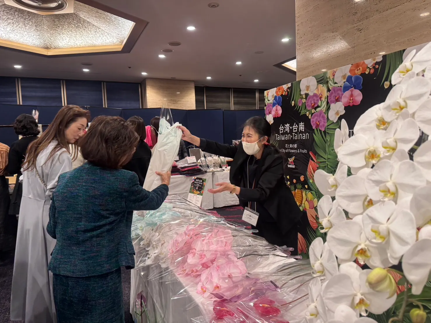 台南の花卉ブースは多くの来場者でにぎわい、高品質な花々に注目が集まった。（写真／台南市政府提供）