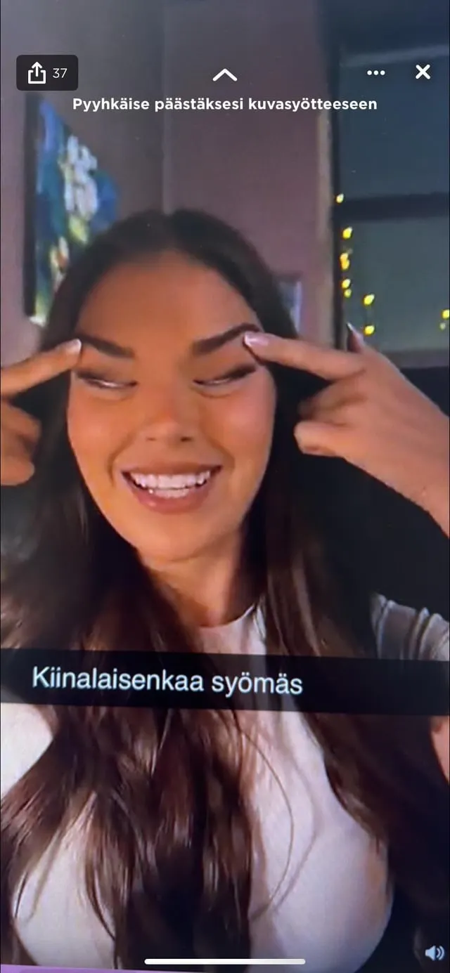 原芬蘭小姐后冠得主莎拉（Sarah Dzafce），因為這張拉眼角歧視照片在社群瘋傳，最終被剝奪頭銜。（翻攝自X粉專）