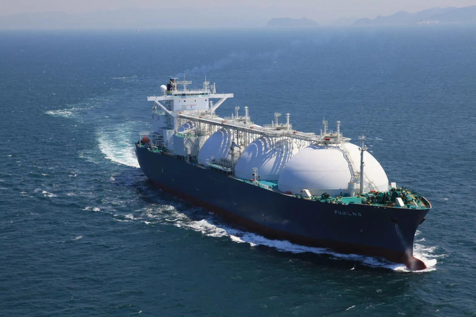 台灣中油公司與美國液化天然氣(LNG)最大供應商Cheniere公司簽訂25年長約，首艘LNG貨氣由Fuji LNG船載運於今(10)日抵達台中LNG廠靠卸。(台灣中油提供)