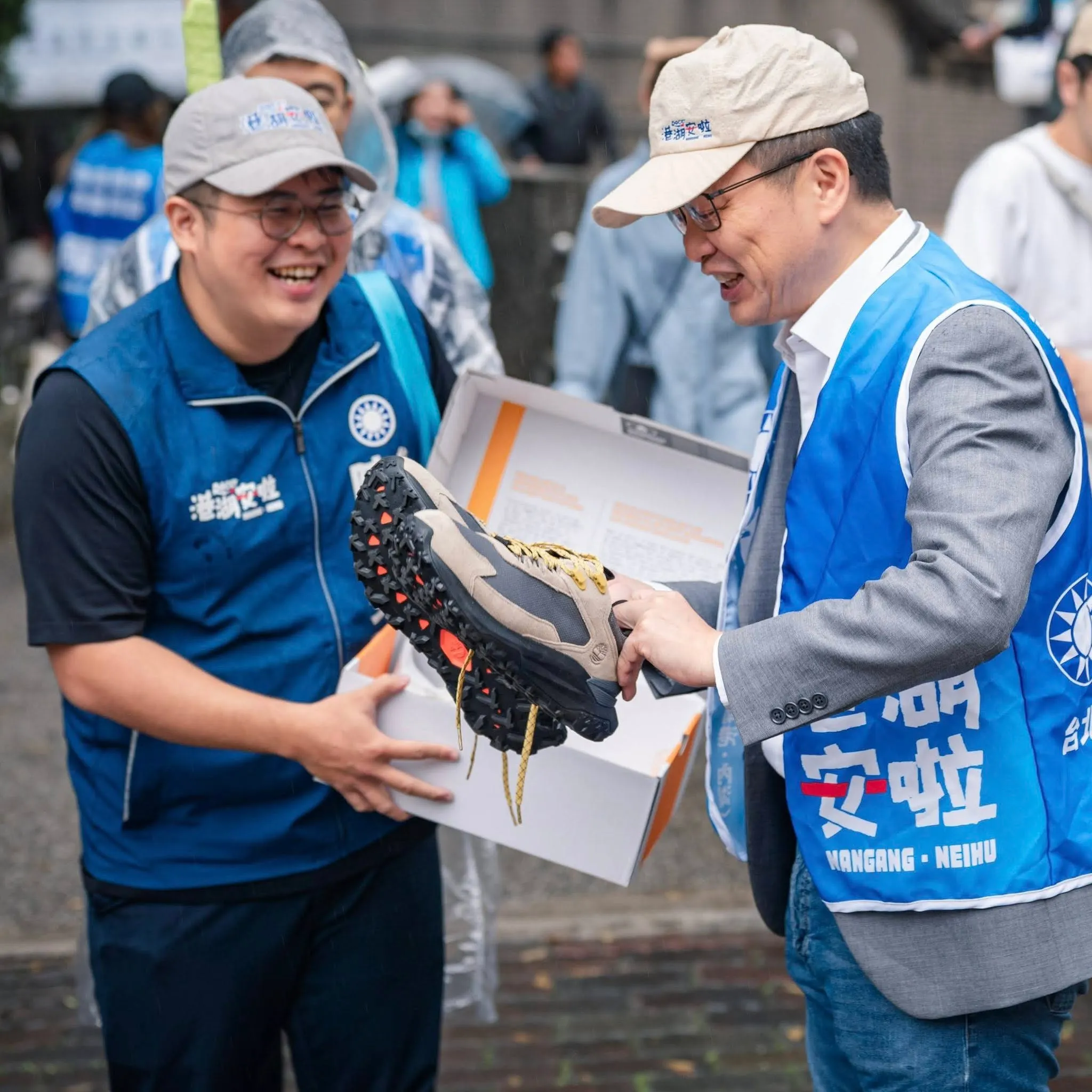 251213-國民黨立委羅智強（右）力挺港湖子弟陳冠安（左）參選議員。（取自陳冠安臉書）