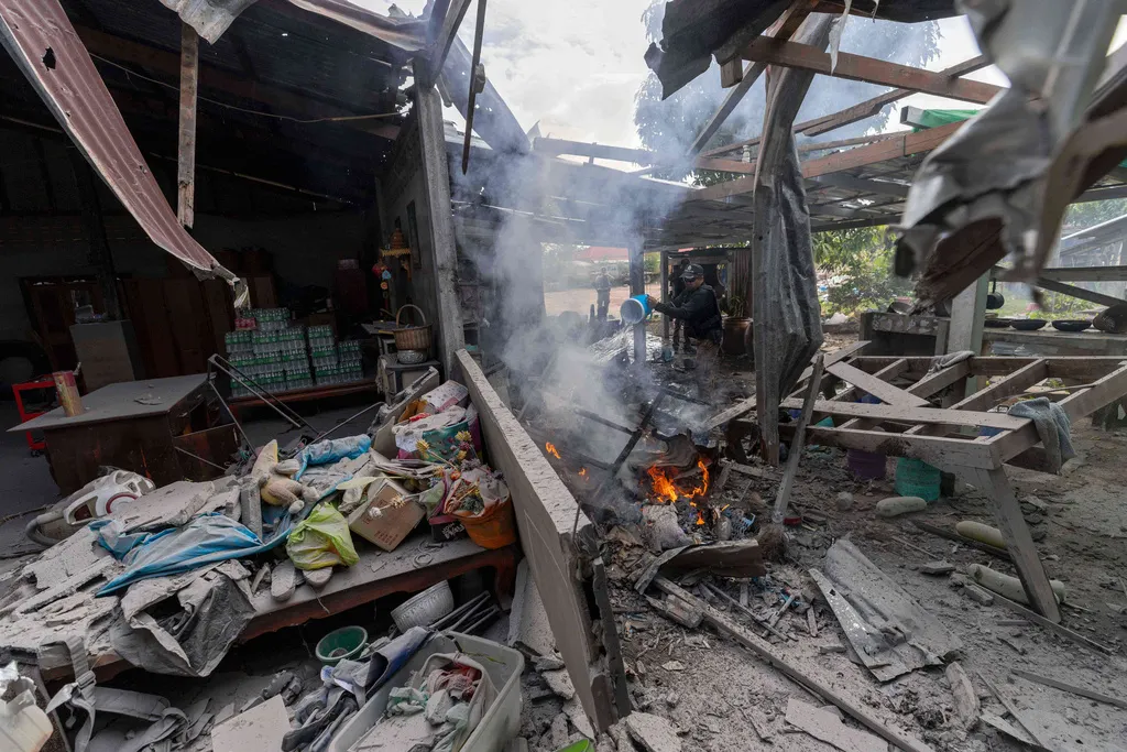 泰國與柬埔寨再次爆發邊界武裝衝突，邊界村莊遭火砲炸毀。（美聯社）