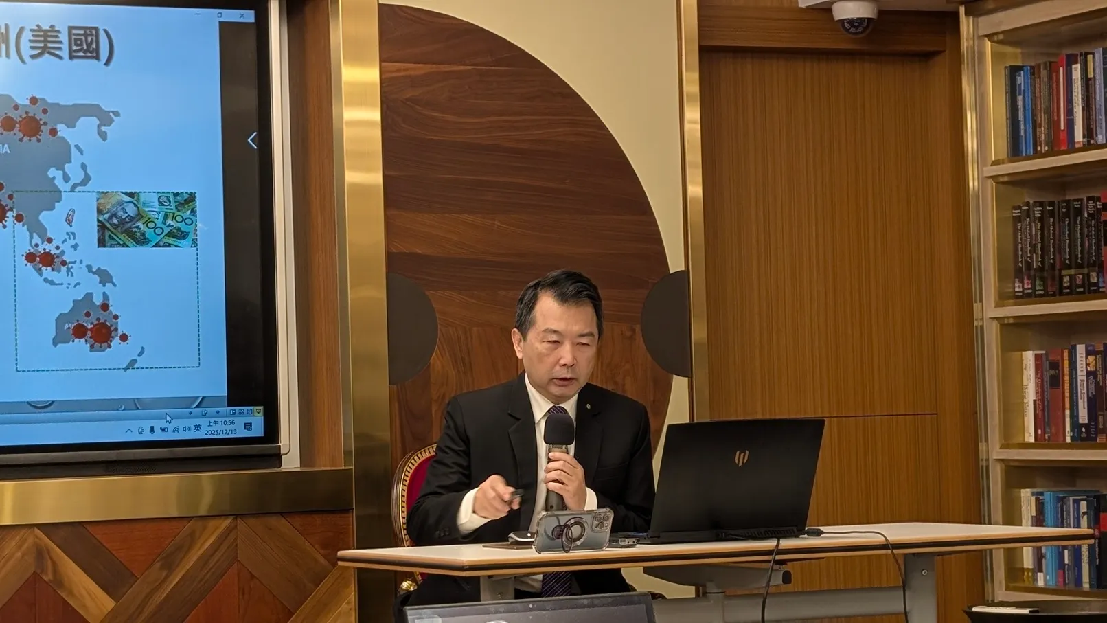 銘傳大學林書立助理教授分享美國、澳洲的反詐趨勢。（圖／陳逸群攝）