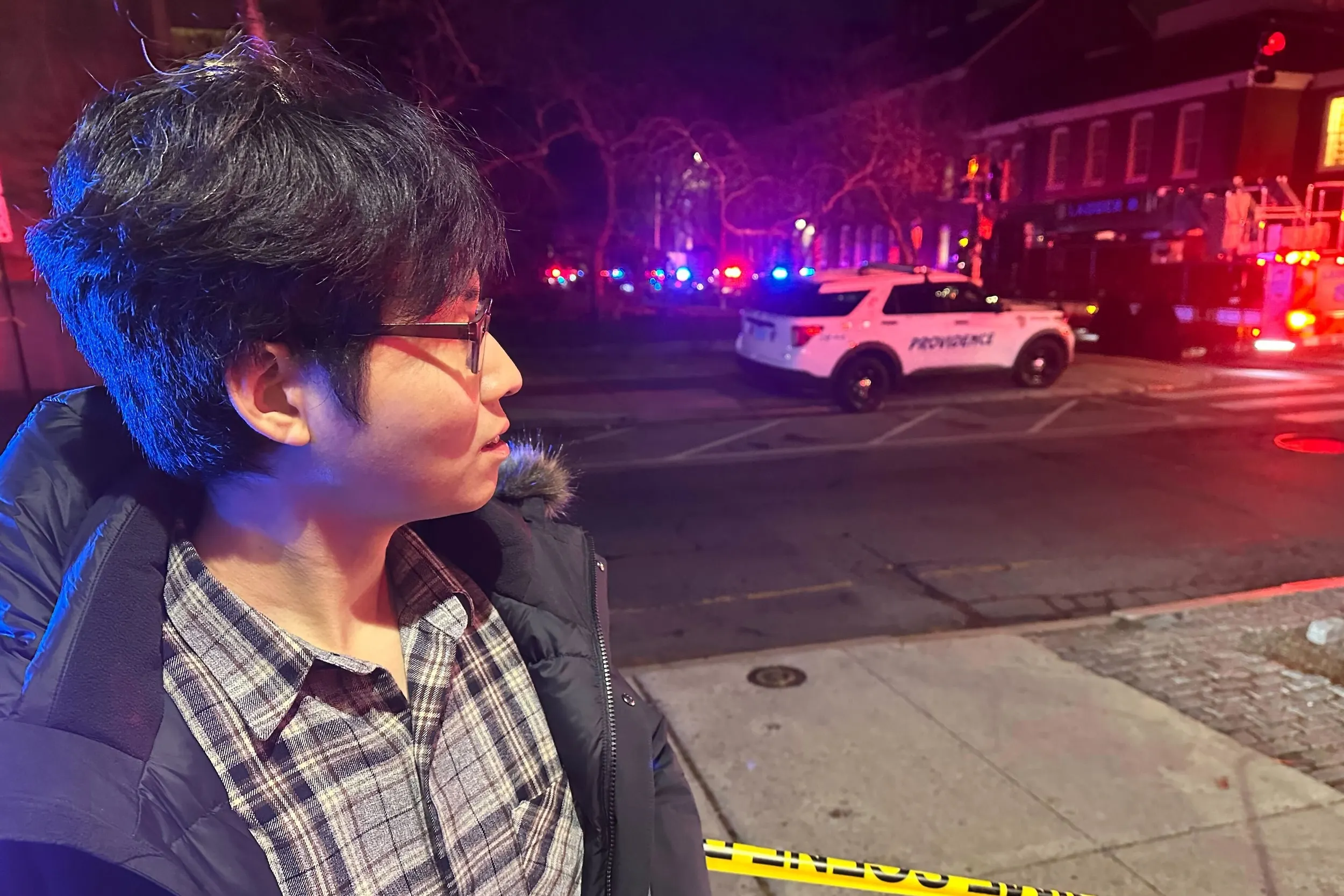 2025年12月13日，布朗大學校園發生一起槍擊案，大批警方趕來現場緝兇與調查。（美聯社）