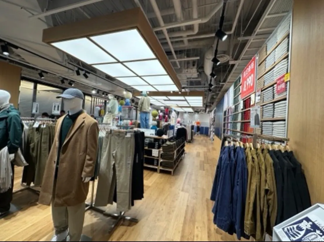 Uniqlo在大阪・梅田的 Umekita（梅北）區 開設全新的全球旗艦店「UNIQLO UMEDA」。（丁勤紜攝）