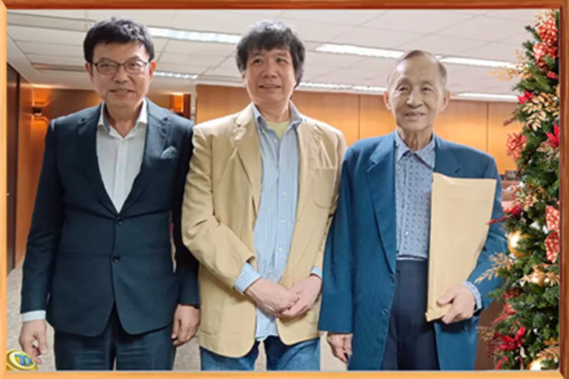 前省議會議長高育仁（右）表示，臺灣的沉痛經驗啟示我們，人民需要「和平推」，而不是「兵推」。臺北大學校友總會榮譽理事長謝士滄（左）促成此次雙城論壇前夕的薪火相傳。作者吳統雄（中）提供。