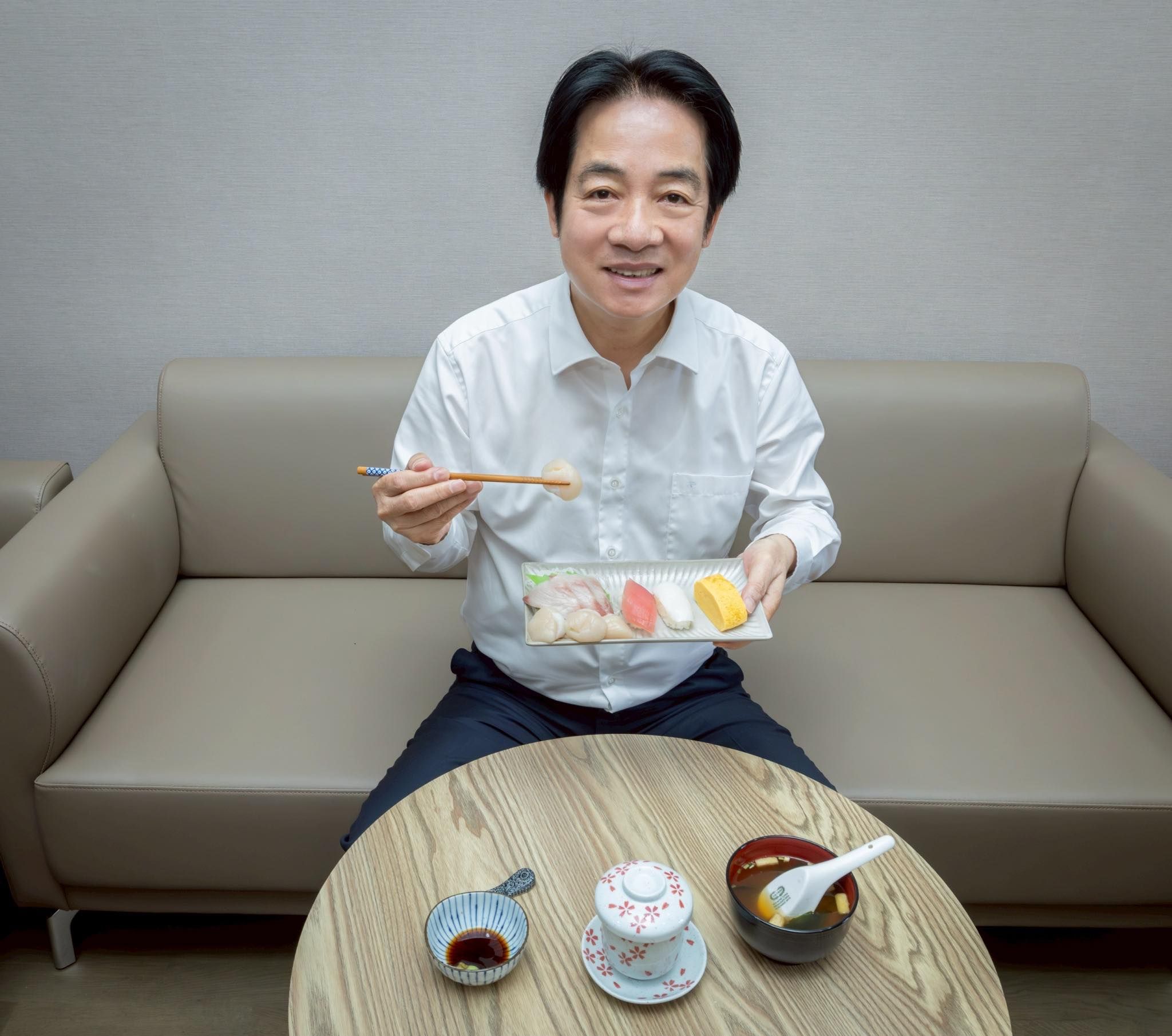 中方暫停進口日本水產品後，賴清德於臉書貼出吃日本生魚片、壽司的照片，傳達台日友好。（取自賴清德臉書）