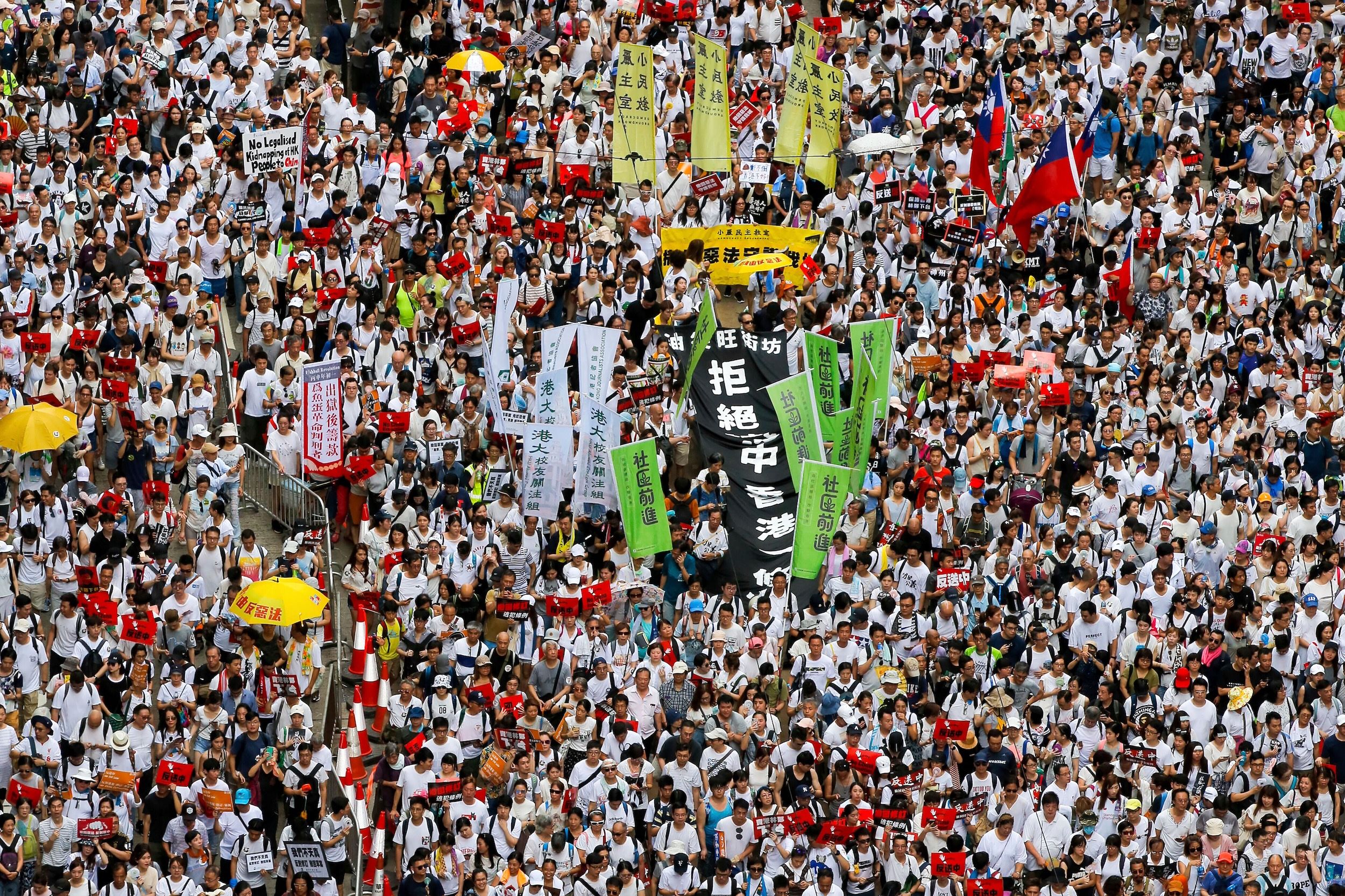 2019年6月9日、香港市民が逃亡犯条例に反対するために街を歩く。（AP通信）