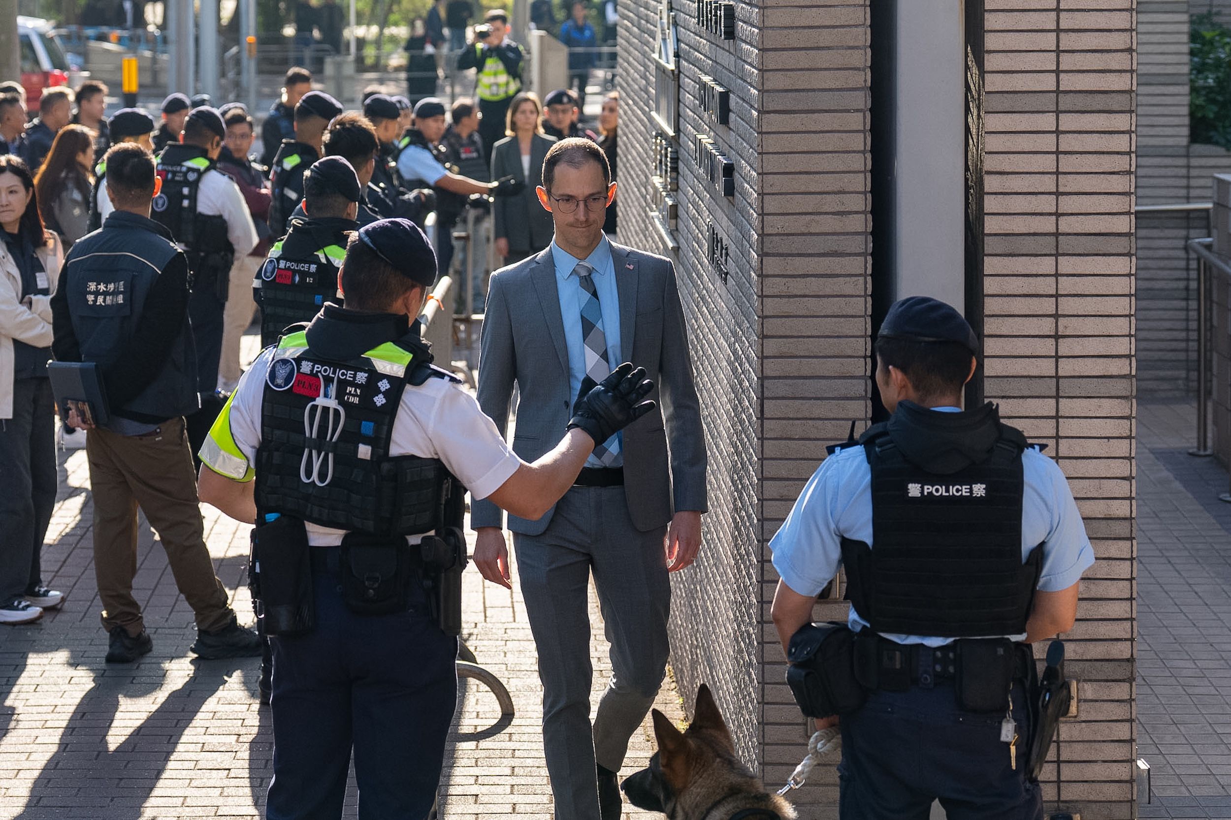 2025年12月15日，美國領事館代表在香港西九龍裁判法院出席黎智英國家安全案的宣判。（美聯社）