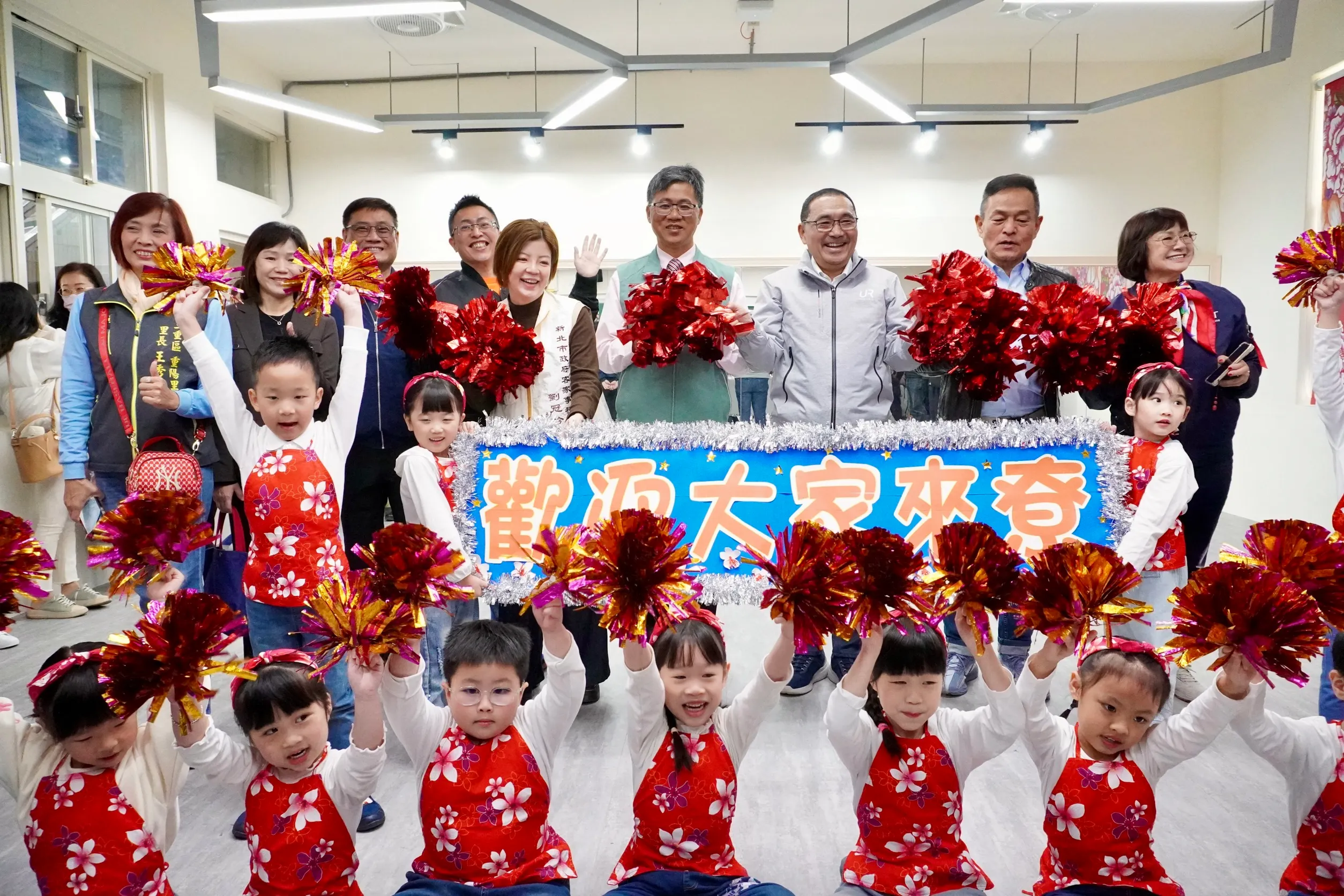 三重啟文幼兒園小朋友透過客語歡迎歌，與侯友宜市長及貴賓共舞，歡迎市民朋友一起。圖/新北市客家局提供