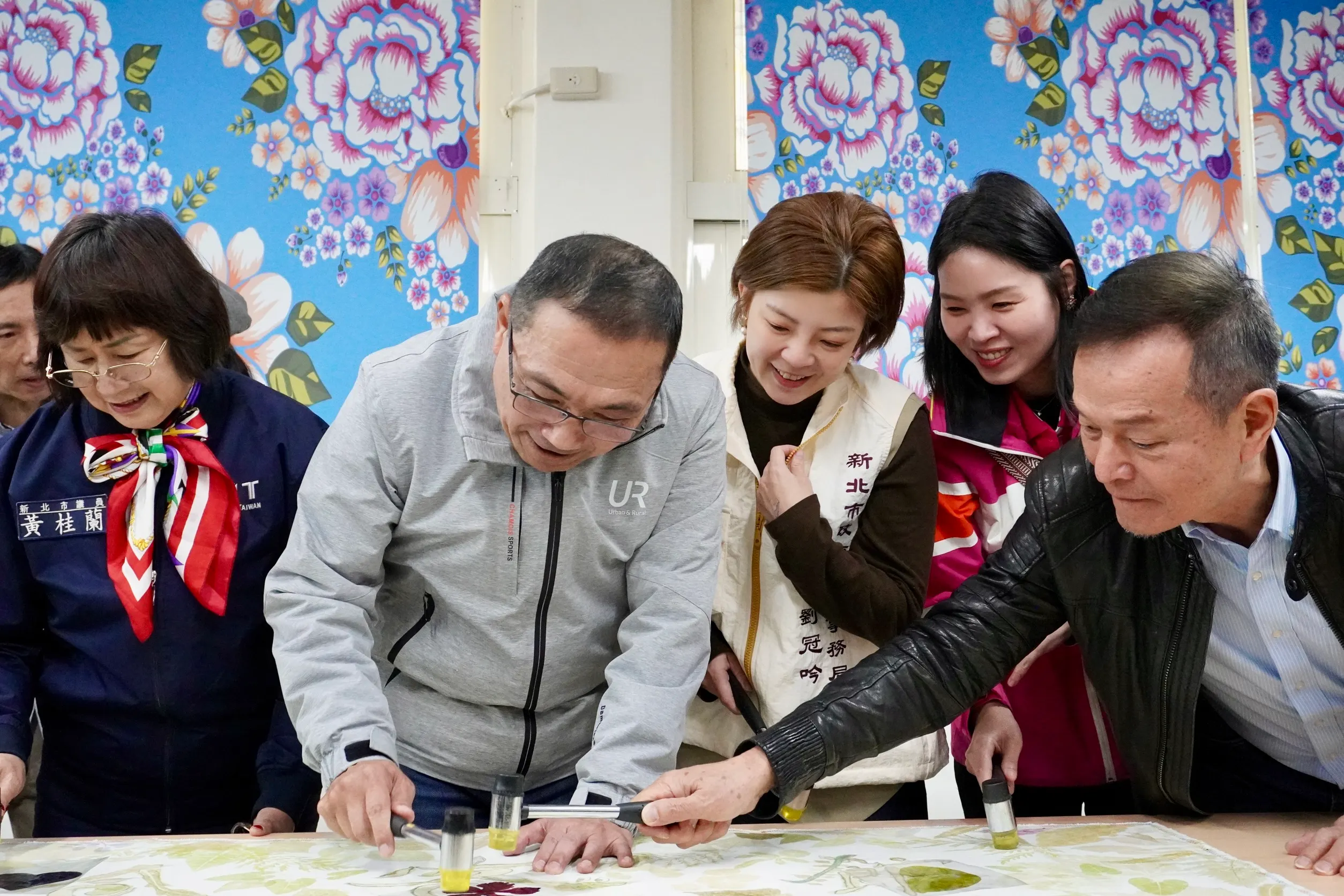 侯友宜市長（左2）與客家事務局劉冠吟局長（右3）及貴賓體驗植物槌染，創作出代表秋。圖/新北市客家局提供