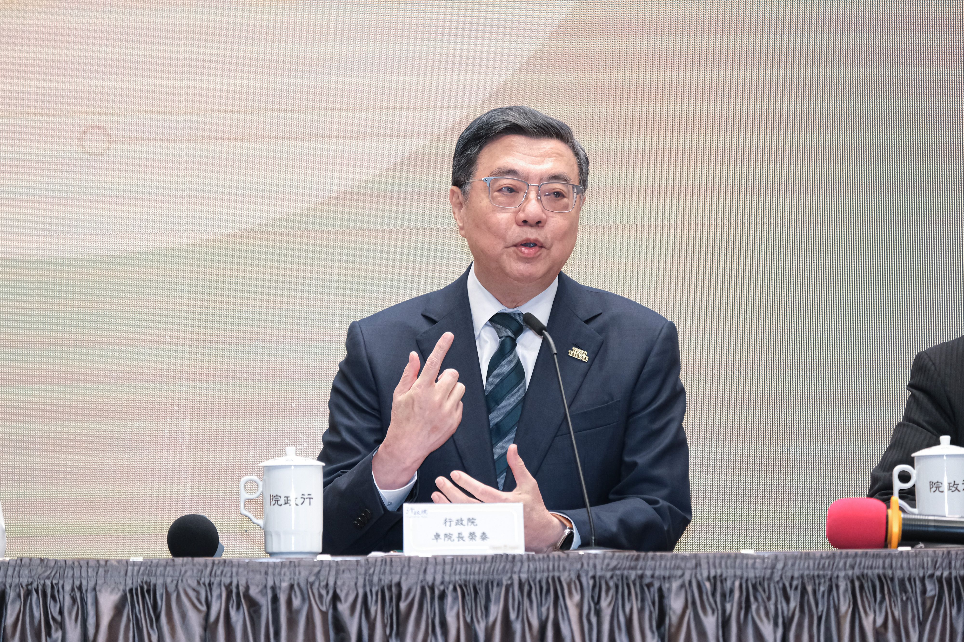 20251215-行政院15日召開「捍衛憲政秩序 行政院記者會」，圖為行政院長卓榮泰。（劉偉宏攝）