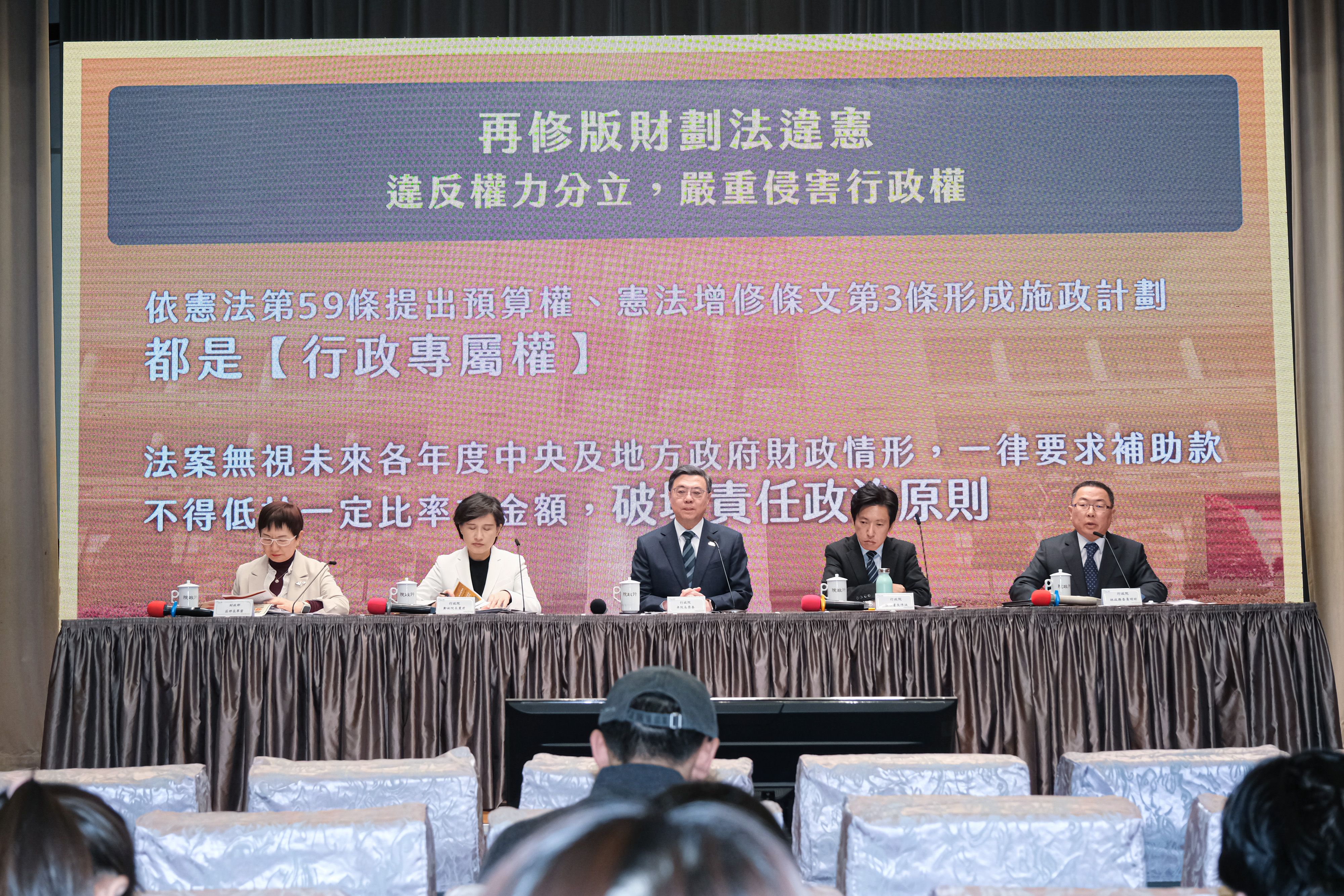 20251215-行政院15日召開「捍衛憲政秩序 行政院記者會」，圖為行政院長卓榮泰（中）。（劉偉宏攝）