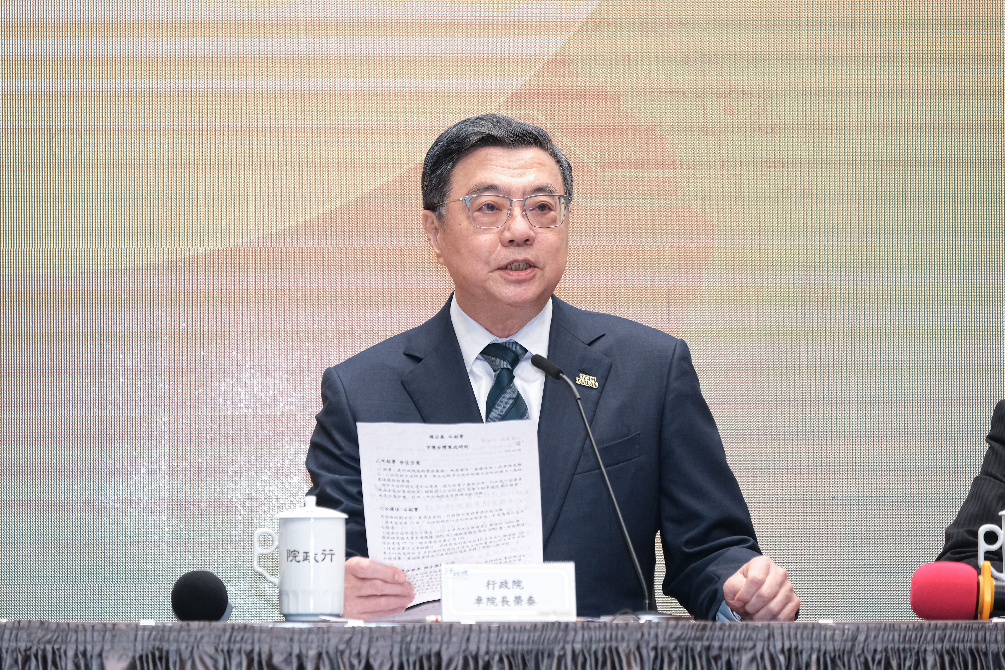 20251215-行政院15日召開「捍衛憲政秩序 行政院記者會」，圖為行政院長卓榮泰。（劉偉宏攝）