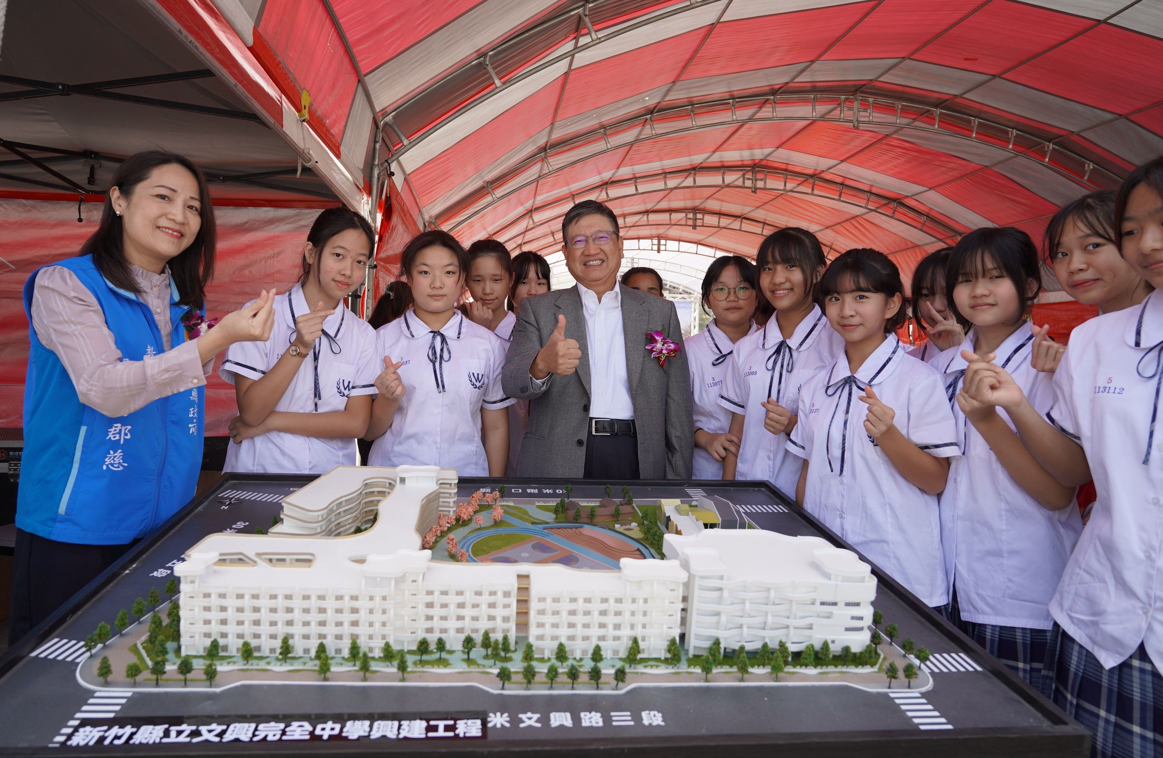 文興完全中學活動中心動土，縣長楊文科與同學們在校舍模型前合影。（圖／新竹縣政府提供）