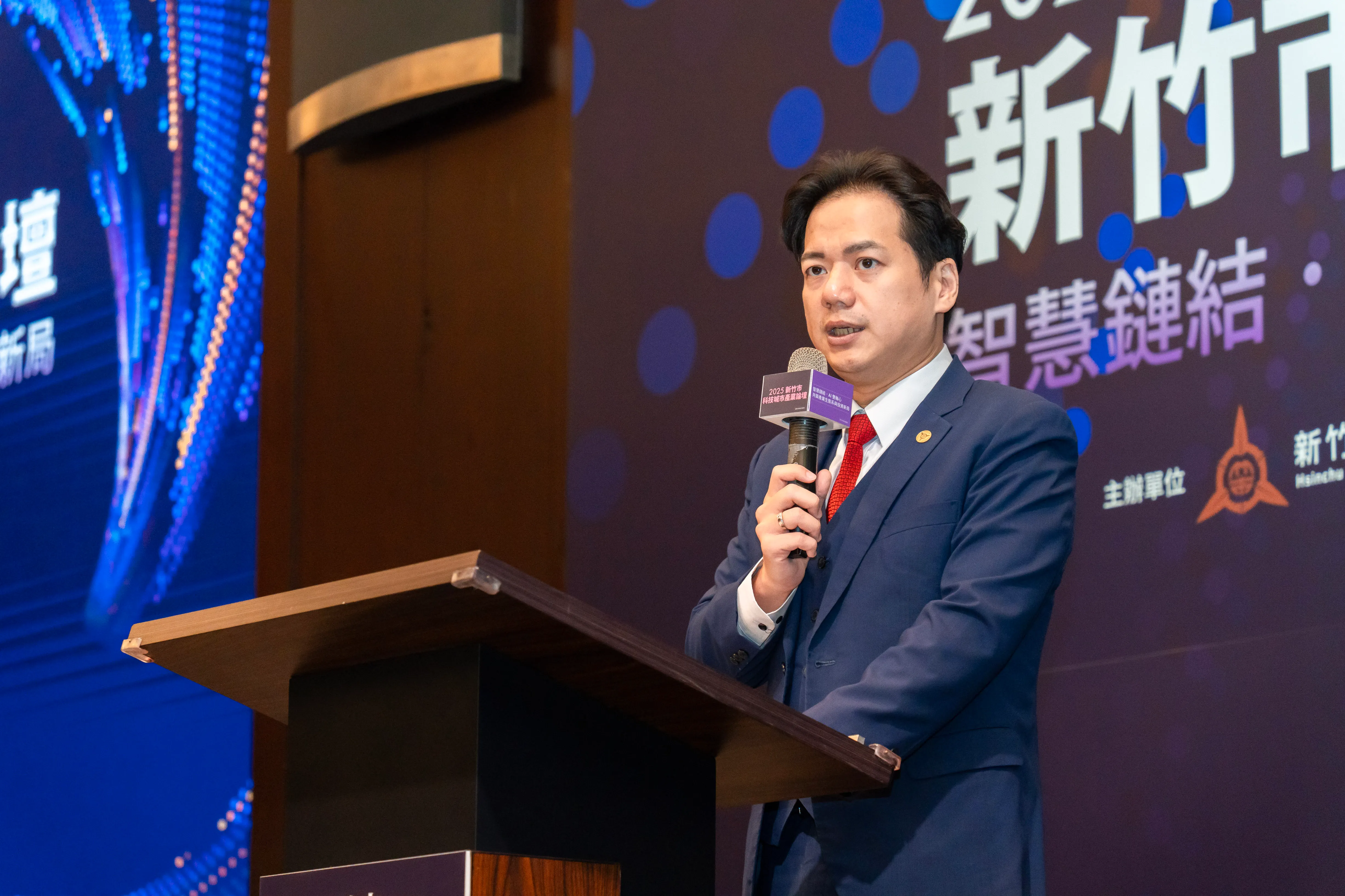 代理市長邱臣遠表示，市府已啟動多項產業振興與創新輔導措施，並成立由產官學專家組成的「產業服務團」，協助企業加速創新轉型。（圖／新竹市政府提供）