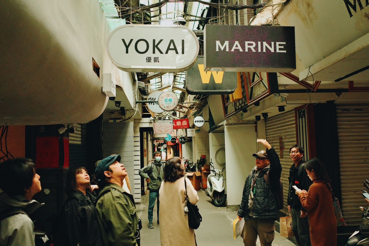 信義公民會館講師陳奕峰導覽五分埔商圈。（圖／臺北市政府文化局提供）