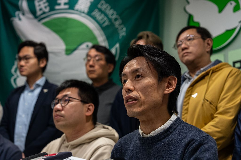 2025年12月14日。香港民主黨主席羅健熙在香港民主黨辦公室的記者會上講話。（AP）