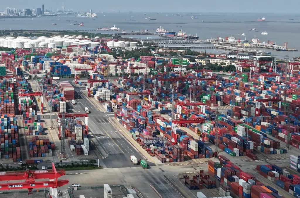 2025年12月8日。中國上海貨櫃碼頭的鳥瞰圖。 （AP）