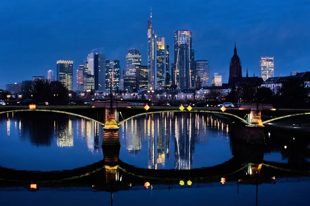 2025年12月9日。德國法蘭克福銀行區的建築物倒映在美因河（River Main）中。（AP）