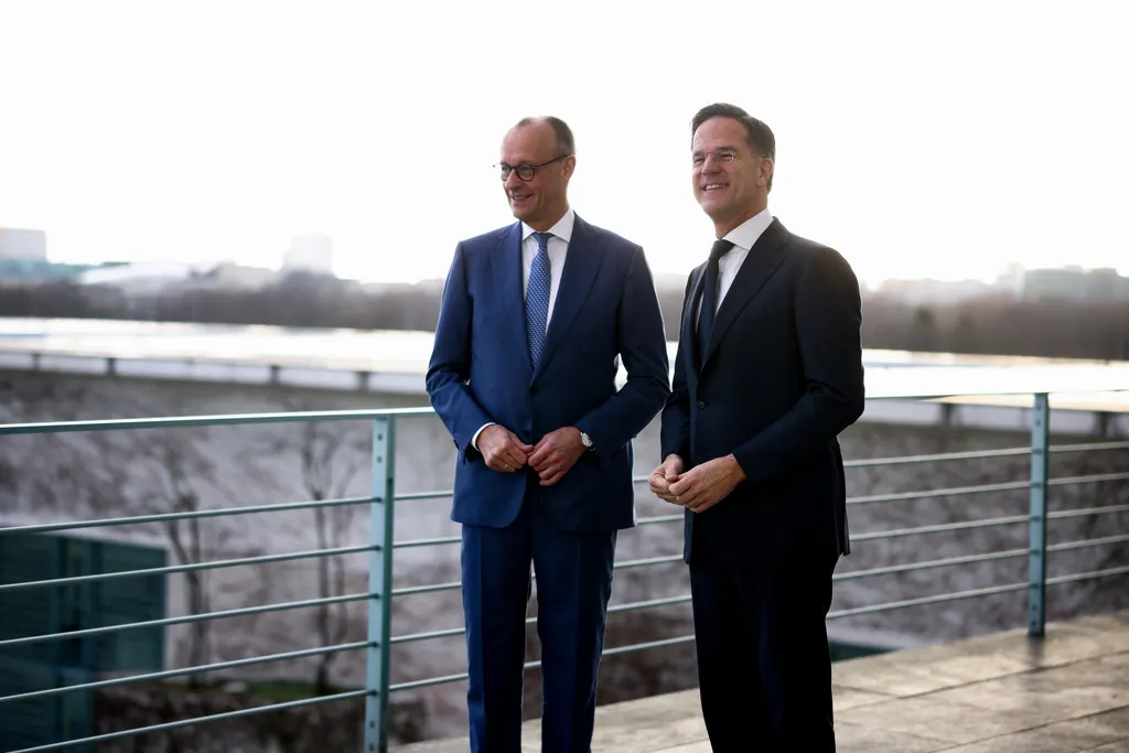 2025年12月11日。ドイツのメルツ首相（左）とNATOのルート書記官がドイツベルリン首相官邸で会話した。（AP）