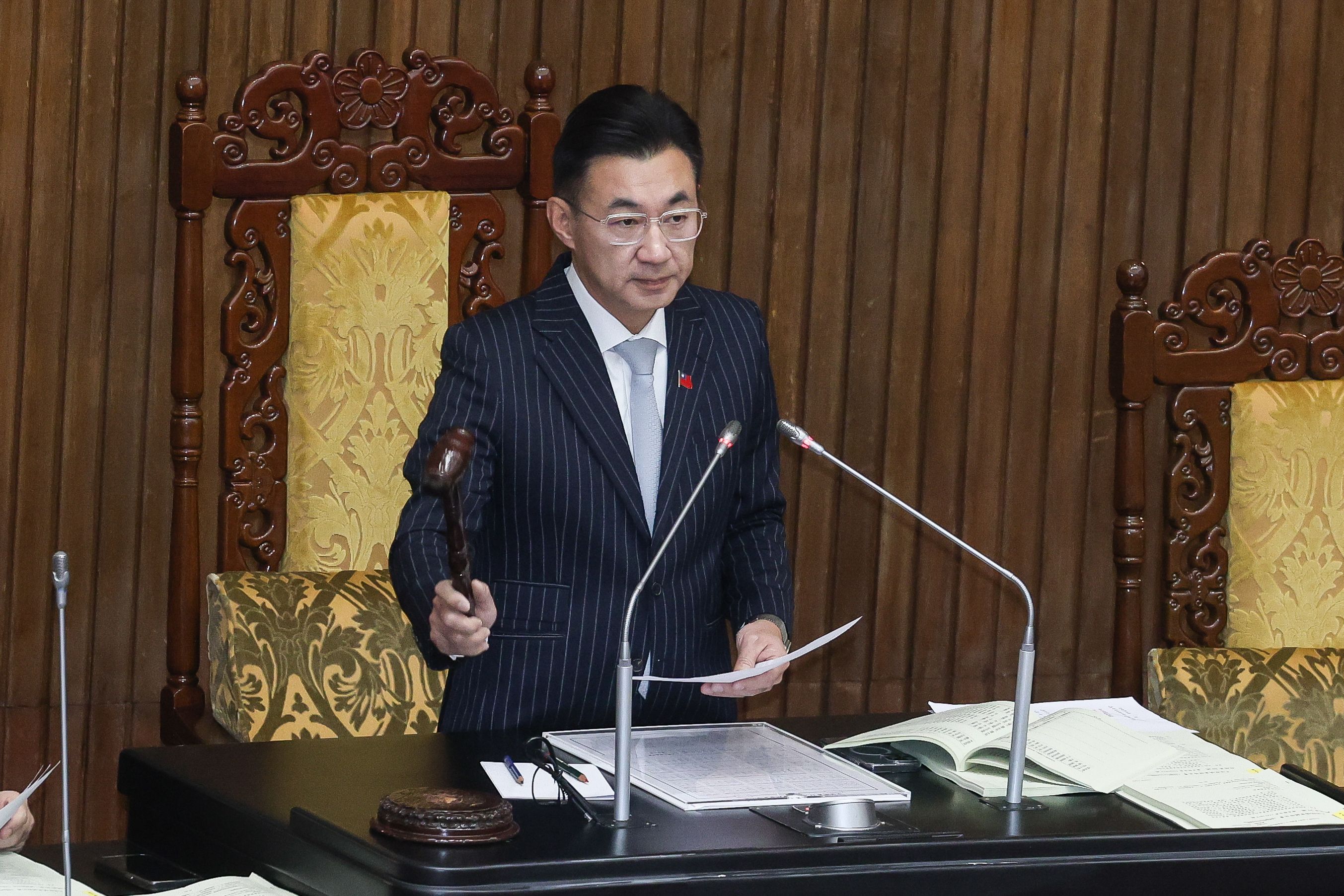 20251216-立法院副院長江啓臣議場三讀法案通過敲錘。（陳品佑攝）