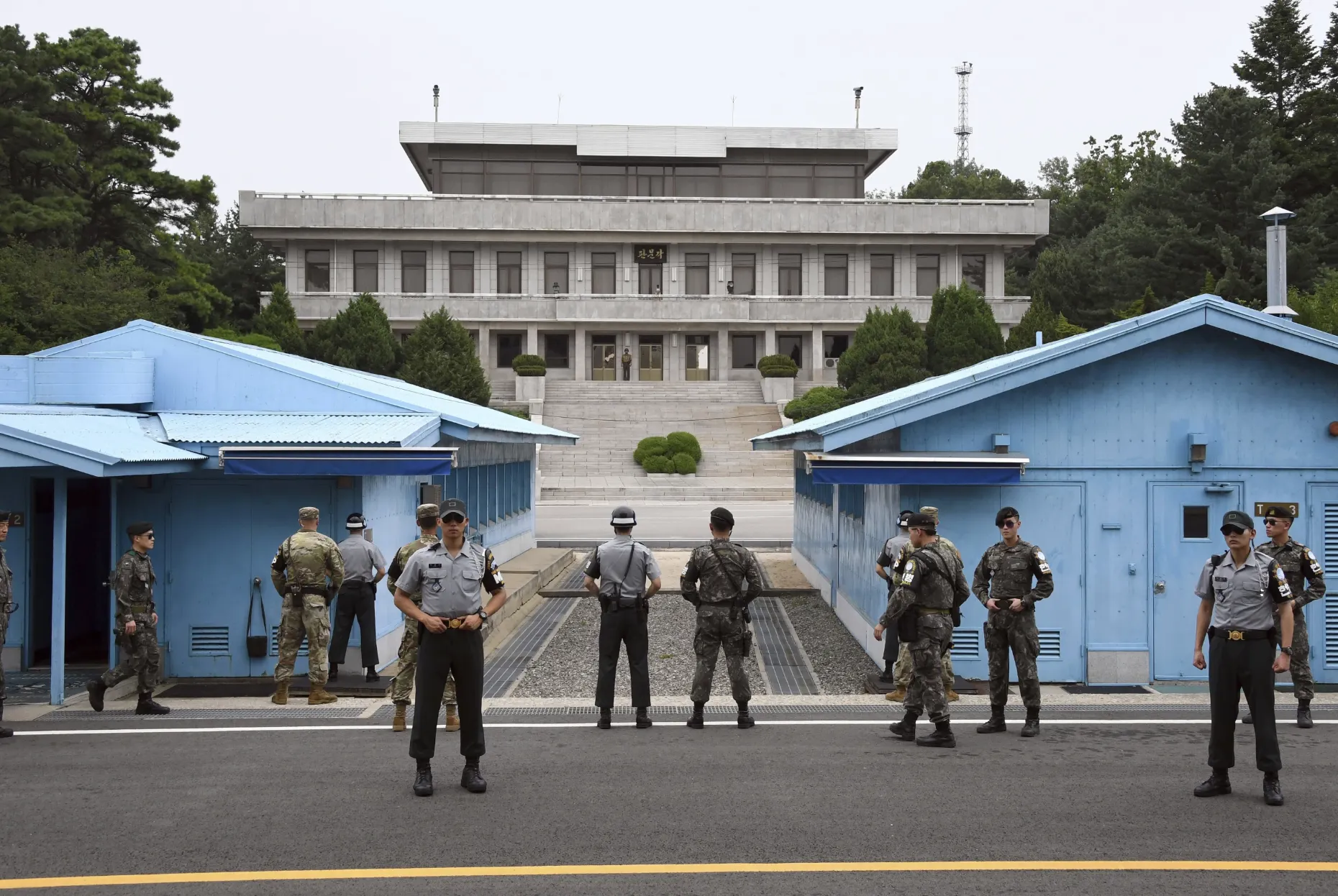 南韓與美國士兵站在南北韓交界的非軍事區（DMZ）。（美聯社）