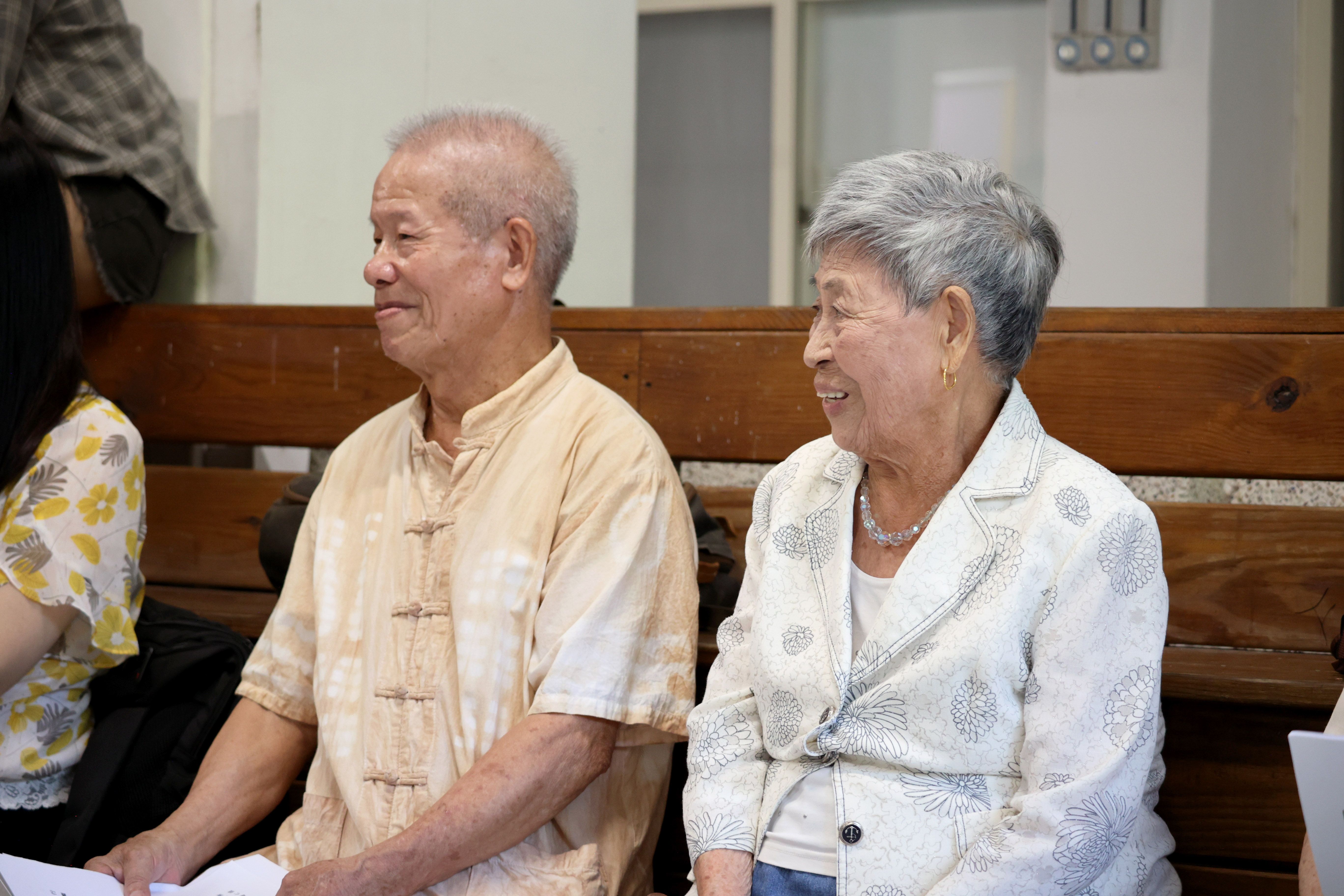 高羅珠藝師(右)為新北市首件登錄之口述傳統無形文化資產瑰寶，與另位保存者陳好夫藝師(左)長期深耕石碇地區，使獨特的「石碇好聲音」能持續傳唱於茶鄉間。(圖/新北市政府文化局)