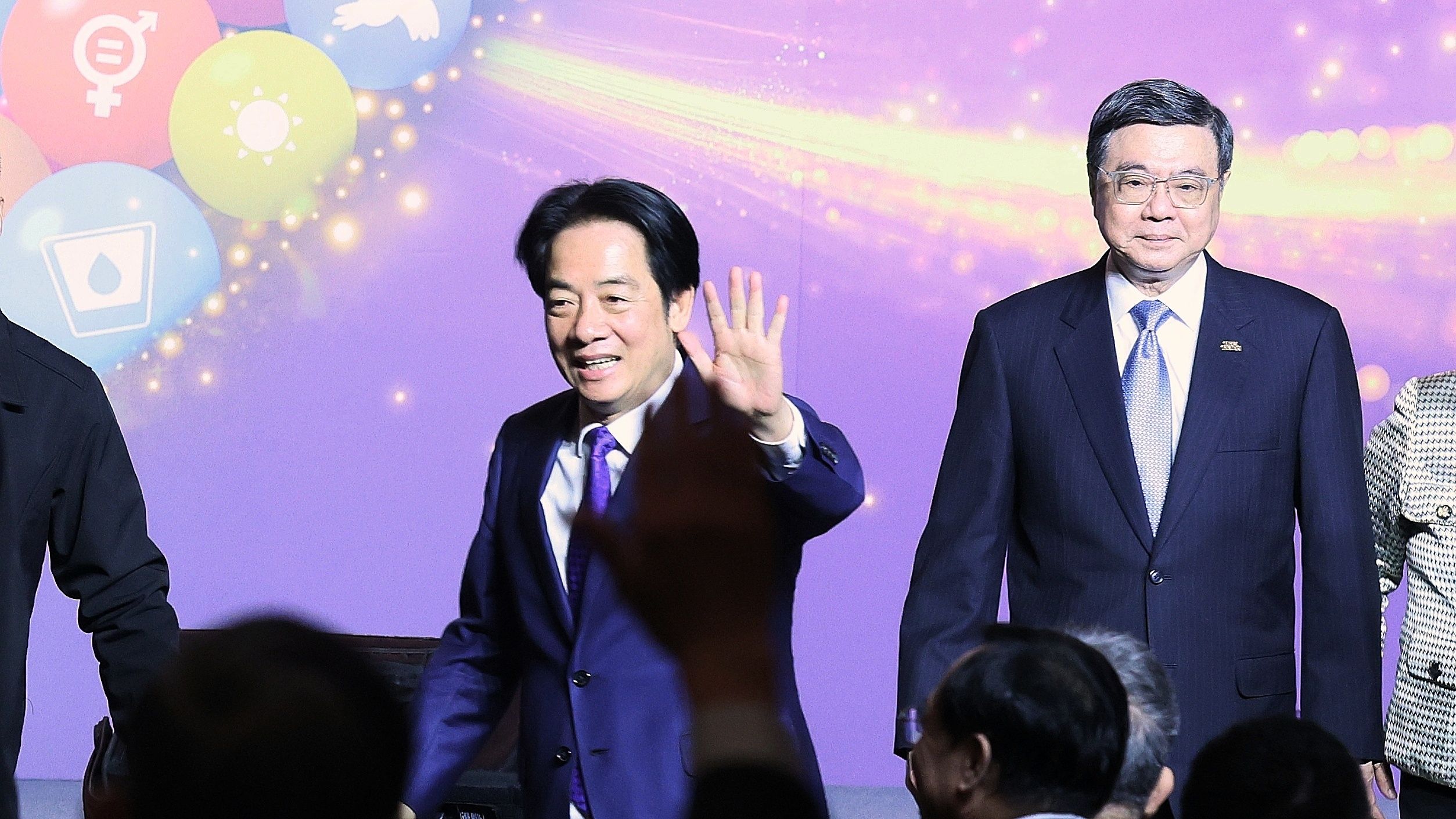 20251216-總統賴清德（左）、行政院長卓榮泰（右）16日出席台灣社會福利總盟聯合感恩餐會。（柯承惠攝）