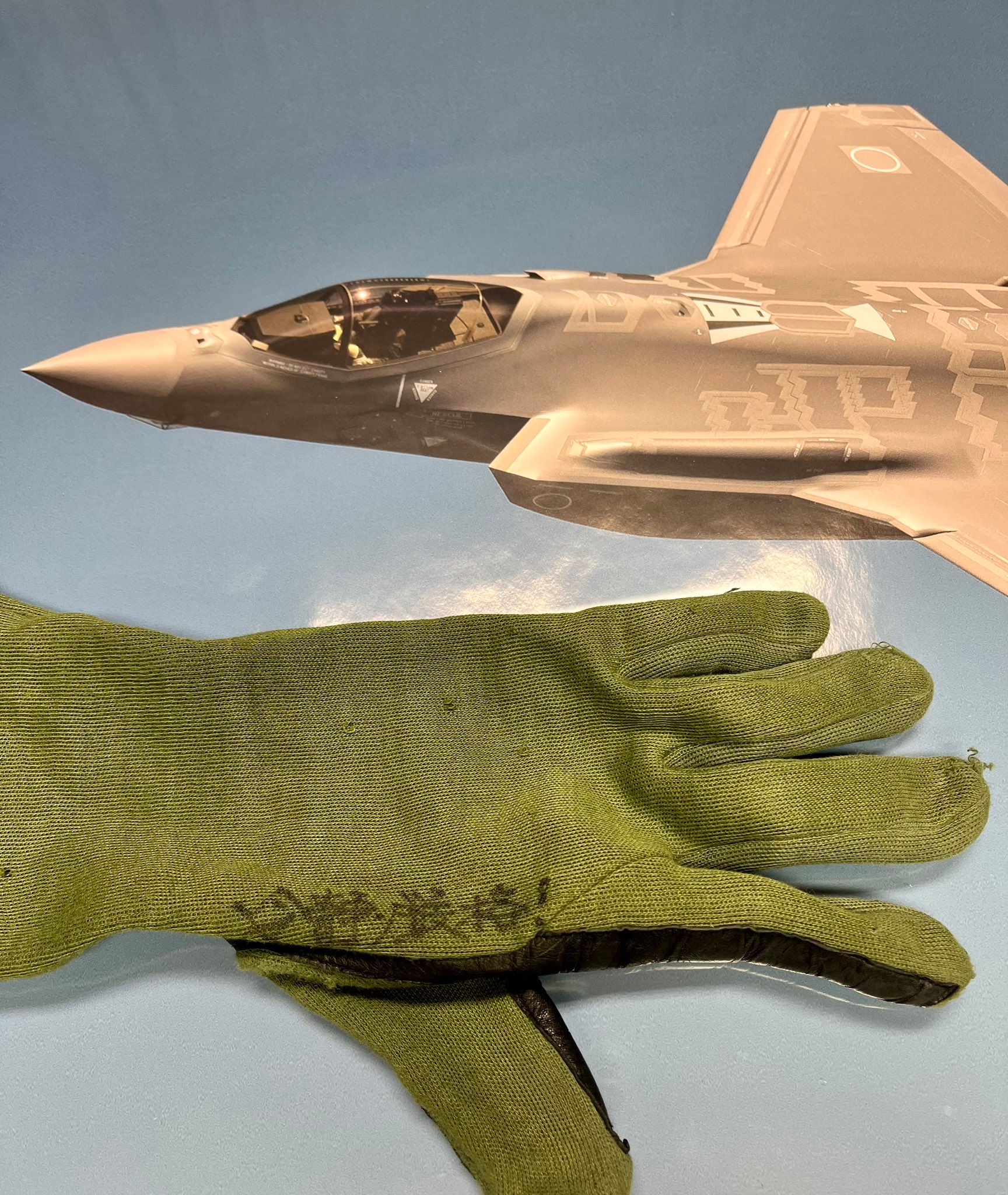 小泉進次郎防衛相は、中国軍機による約30分間のレーダー照射事案を巡り、「冷静」「厳格」と記されたパイロットの手袋をXで公開し、任務を遂行した自衛官をたたえた。小泉進次郎防衛相