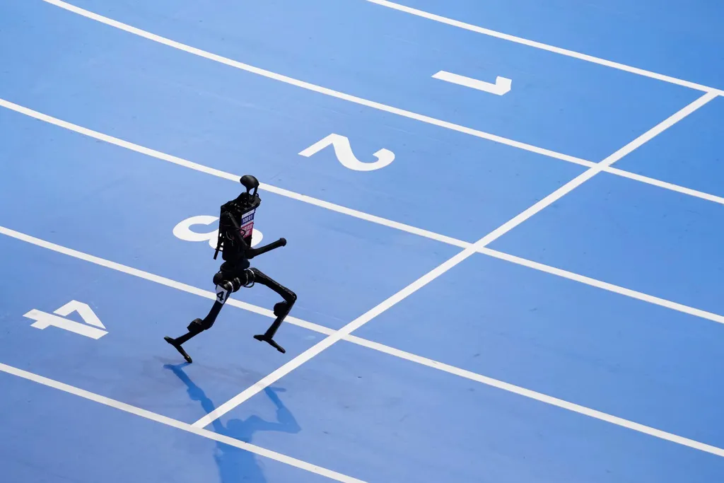 2025年8月15日。在中國北京舉行的世界人形機器人運動會上，一名機器人參加了1500公尺賽跑比賽。（AP）