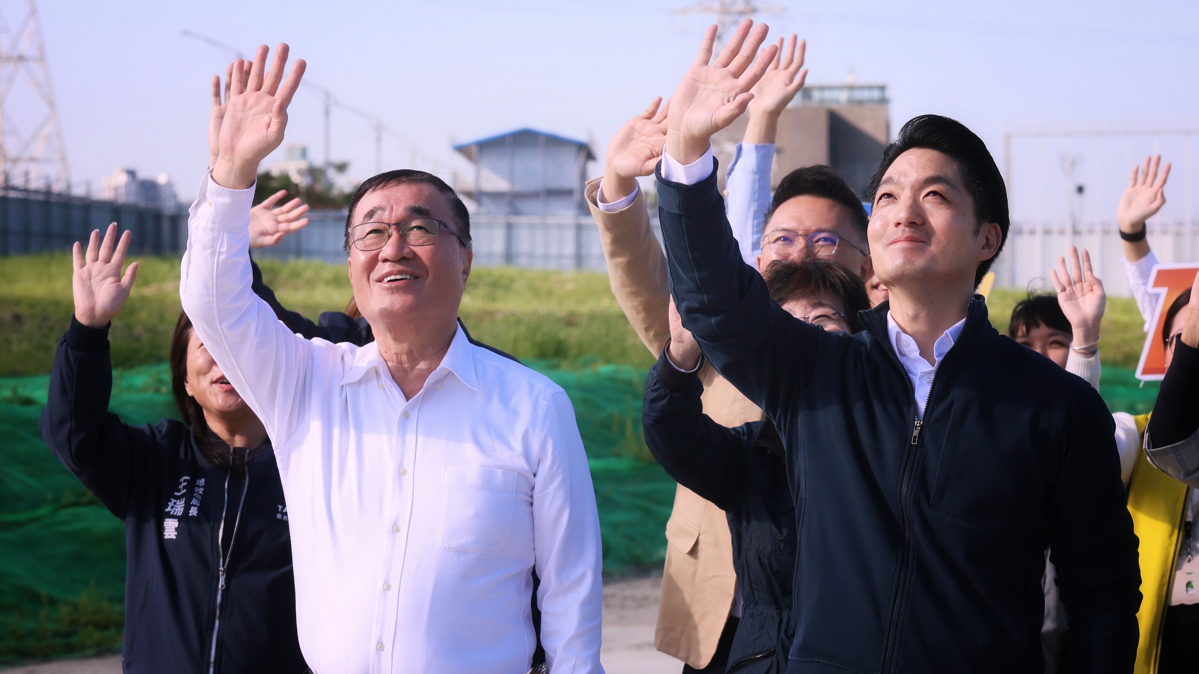 20251217-台北市長蒋万安（右）、副市長李四川（左）17日、北士科T17、T18基地を視察。（柯承惠撮影）