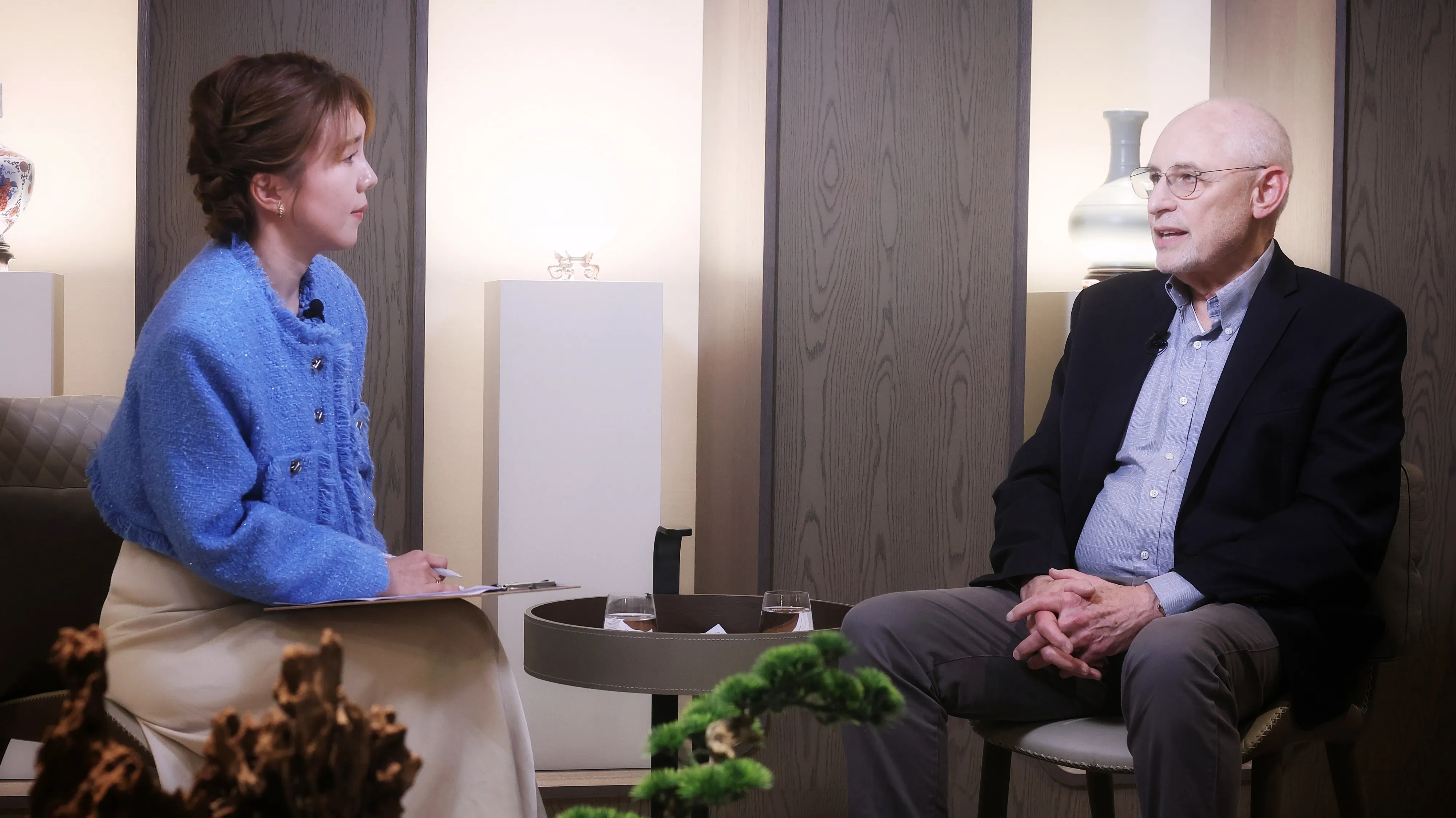 20251217-風傳媒《下班國際線》節目主持人路怡珍（左）、哥倫比亞大學政治系教授黎安友（右）17日在節目中對談。（柯承惠攝）