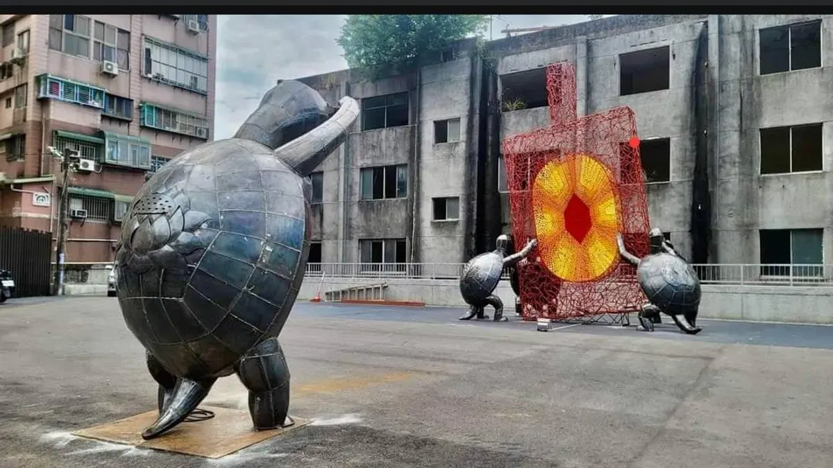 桃園龜山地景藝術節中的「龜吉拉」也在月曆中出現。（圖／翻攝自蘇俊賓臉書）