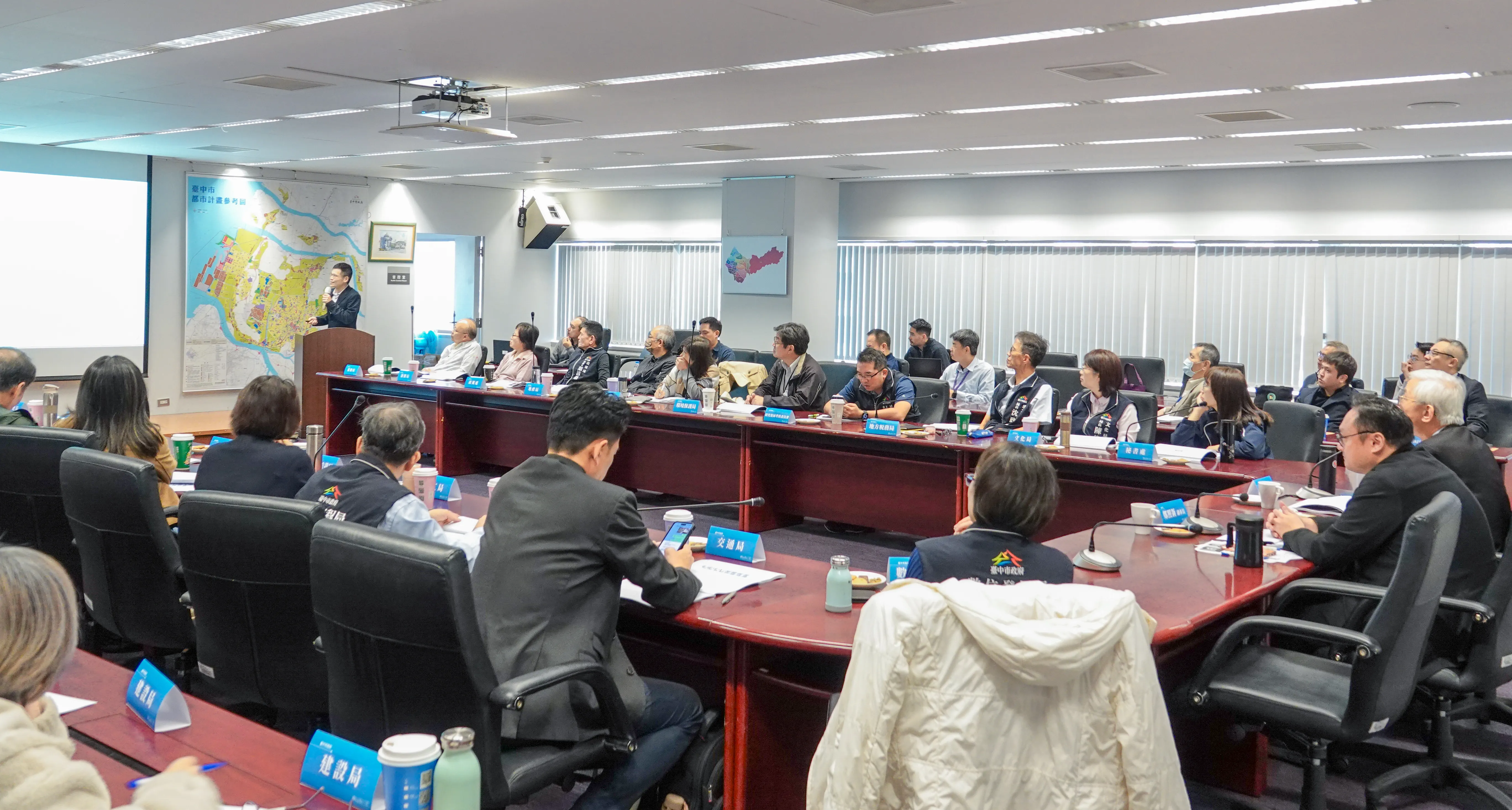 台中市政府推動「AI創新」與「資安治理」雙軌策略，透過高階人才培育與國際認證，建構安全與效能兼具的智慧城市。（圖／台中市政府提供）